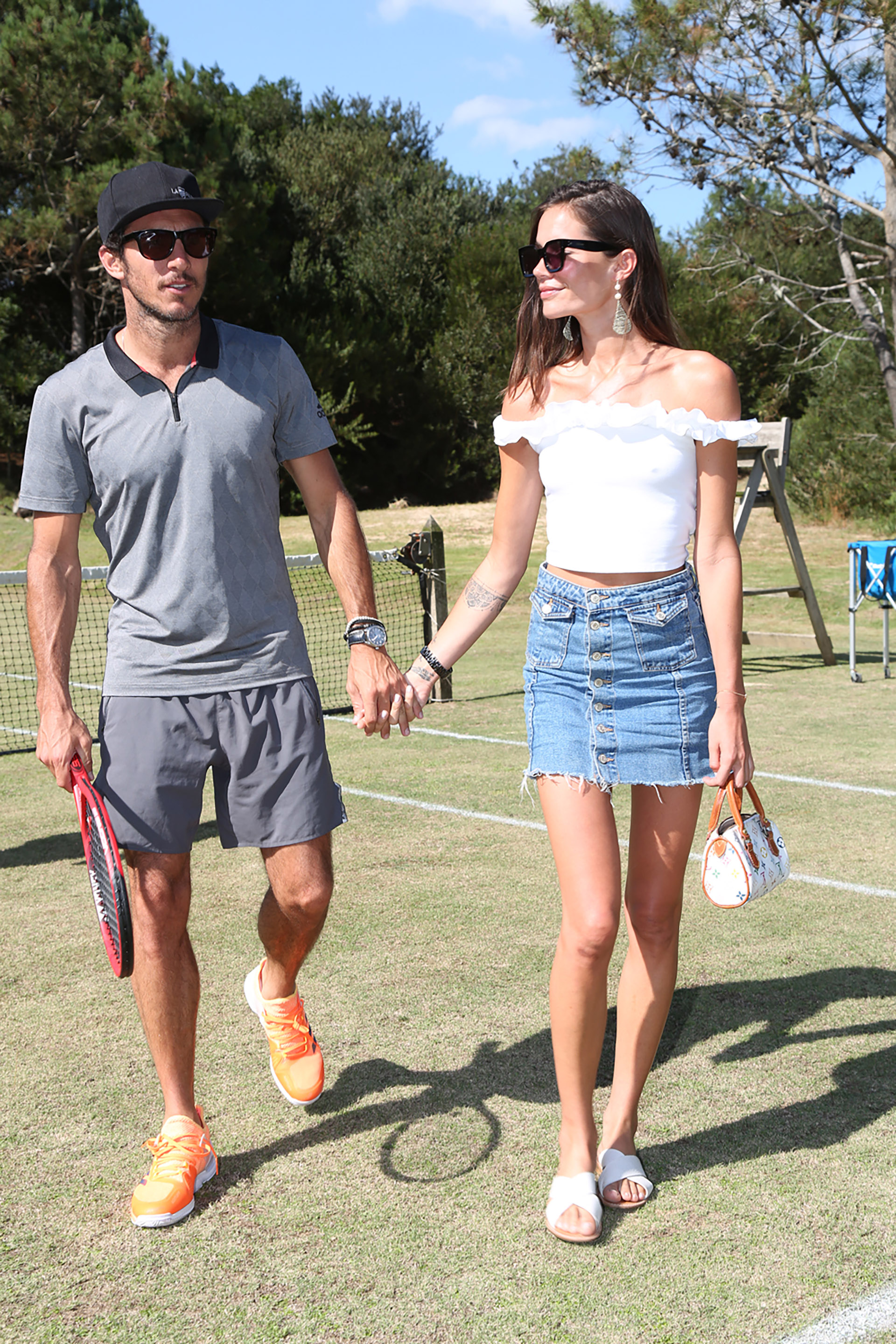 Juan "Pico" Monaco junto a Diana Arnopoulos en el torneo de tenis Pro Am en Las Cárcavas. Ella lució su figura con una mini de jean y un top blanco