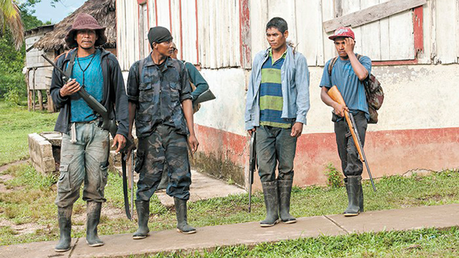 Con armas de cacería, los indígenas organizan una precaria autodefensa para protegerse de los ataques de colonos. La fotografía corresponde a indígenas miskitos. (Cortesía La Prensa/Archivo)