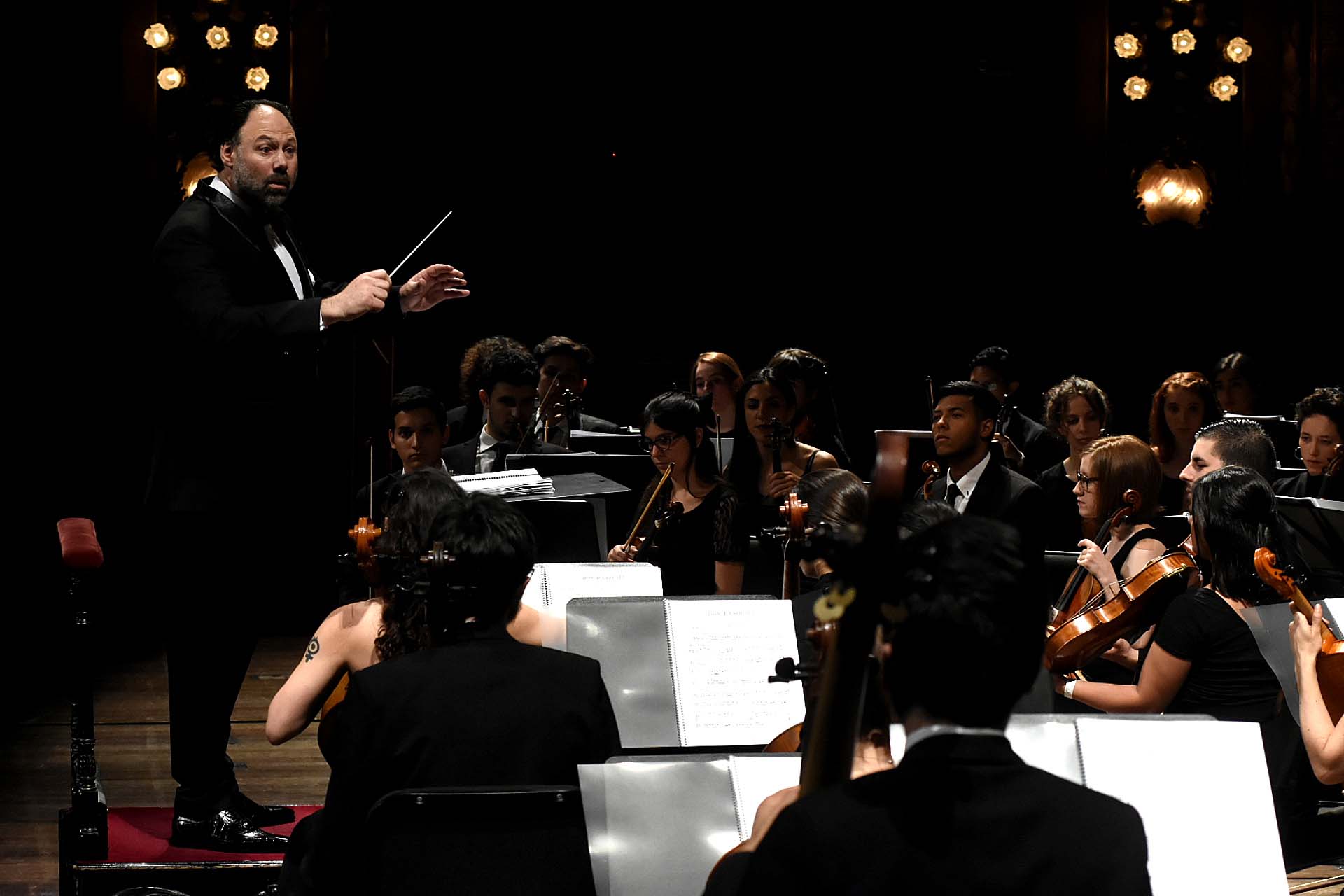 Se representaron diversos pasajes de la ópera bufa “Don Pasquale”, de Gaetano Donizetti, a cargo de la Orquesta Académica del Instituto Superior de Arte del Teatro Colón, junto a solistas de la carrera de canto, y bajo la dirección de Sergio Giai