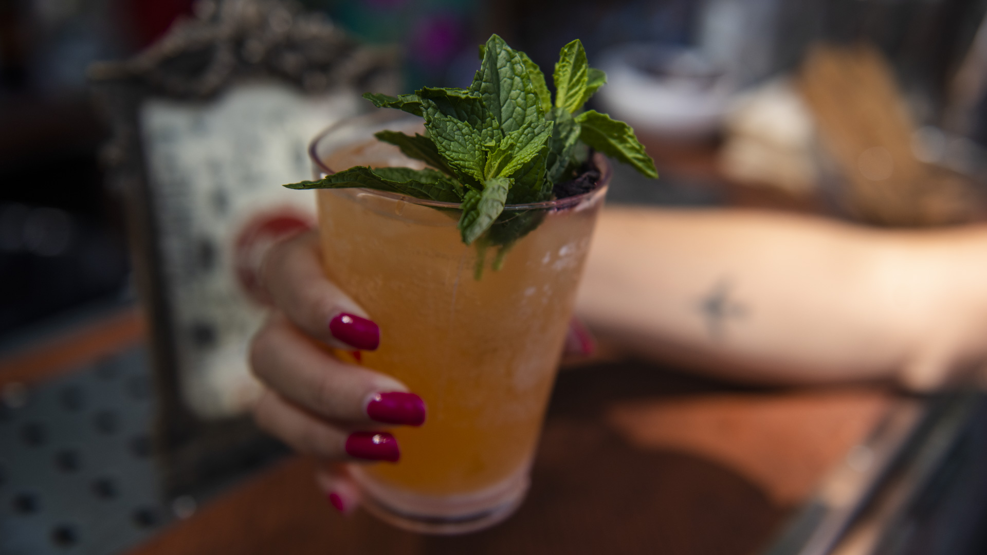 Paulo, bartender de Home Bar preparó un trago exclusivo para Infobae que no estaba en la carta de la feria Apetito pero si que lo suelen preparar para los eventos. “Es un cocktail que tiene ron especiado, jugo de peras, pulpa de maracuyá, jugo de limas, y almíbar de hibiscus que es la fruta deshidratada que está arriba del trago”