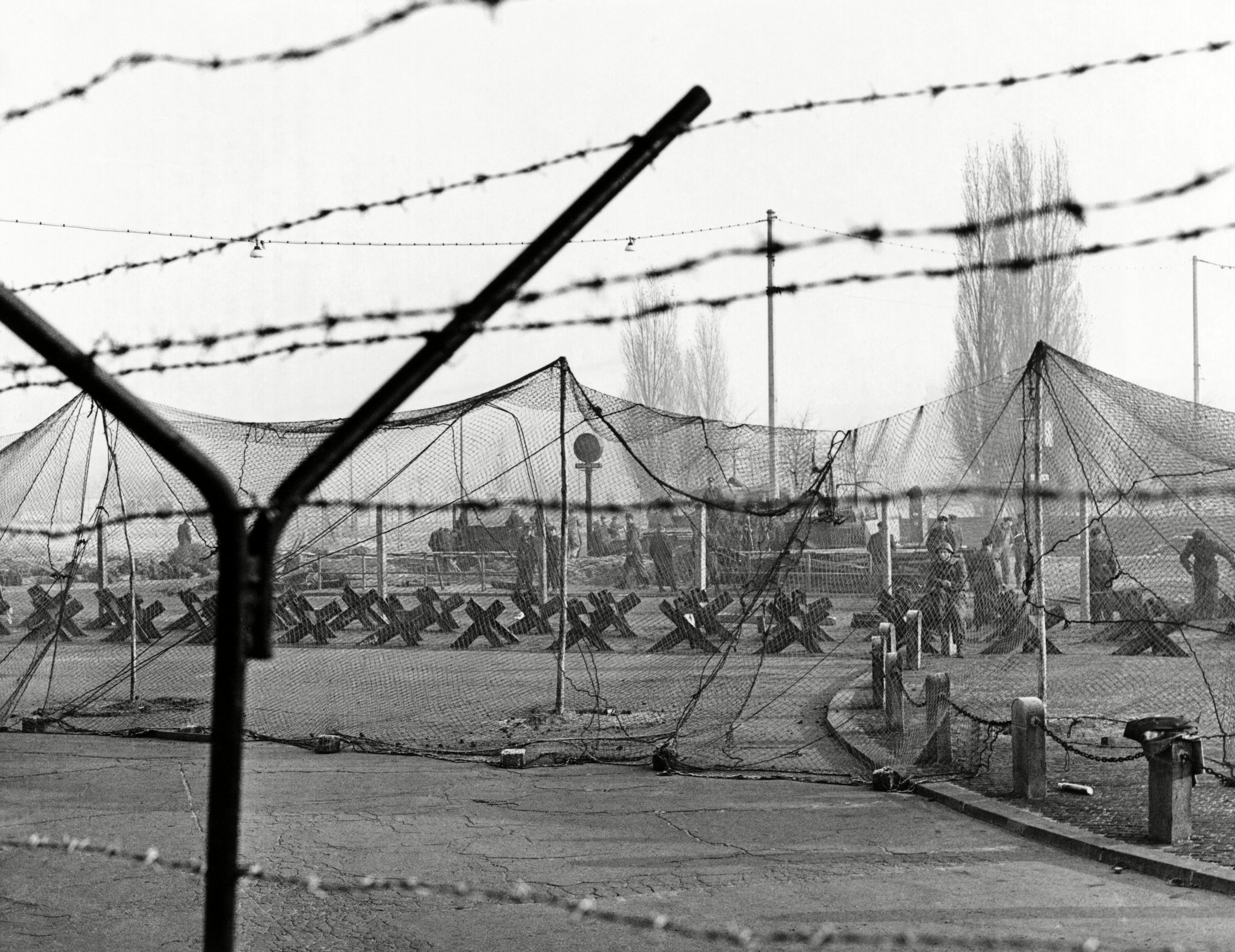 Alemania Oriental refuerza el muro con alambre de púas y guias de acero sobre fijadas al suelo (20 de noviembre de 1961)