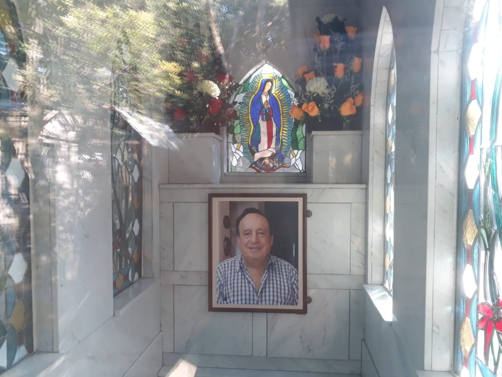 En la tumba de “Chespirito” a cinco años de su muerte: una fotografía, regalos y mensajes de un pueblo que no lo olvida - Infobae