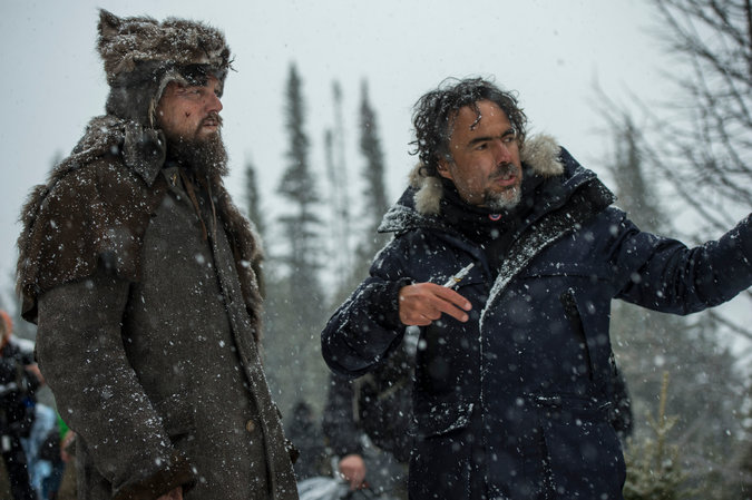Iñárritu, a la derecha, junto a Leonardo DiCaprio en el set de “El renacido”