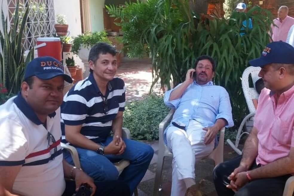 Francisco Santos, actual embajador de Colombia en Estados Unidos, junto con el Ñeñe Hernández, de gorra y camisa rosada, durante la campaña presidencial de 2018.
