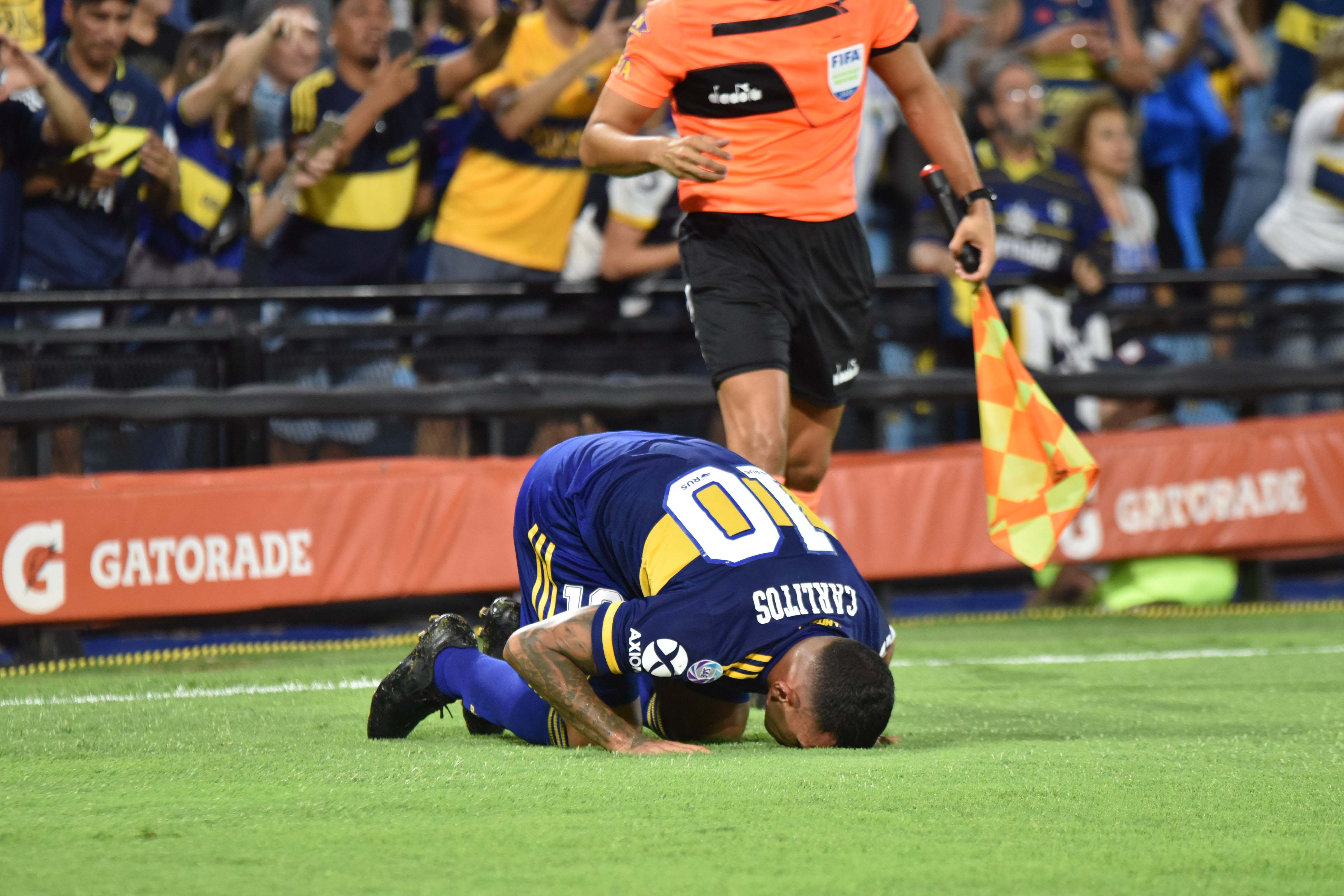 Tevez besando el campo de juego de la Bombonera (Foto: Franco Fafasuli)