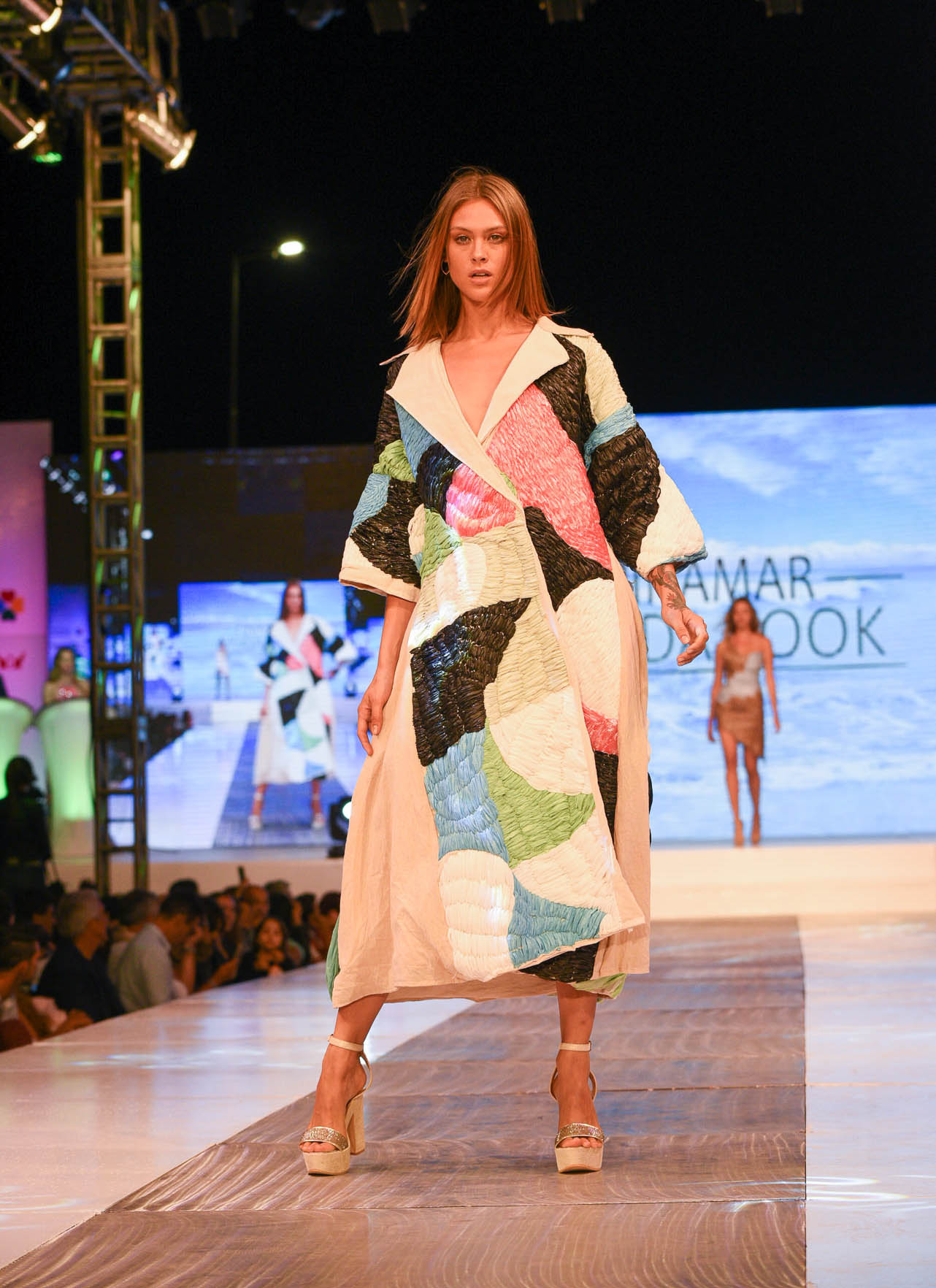 Una de los momentos destacados de la segunda parte del desfile fue sin dudas la colección propuesta por la Escuela Argentina de Moda. En “Yo soy una textura ecológica” los diseñadores optaron por materiales en desuso y materiales sustentables