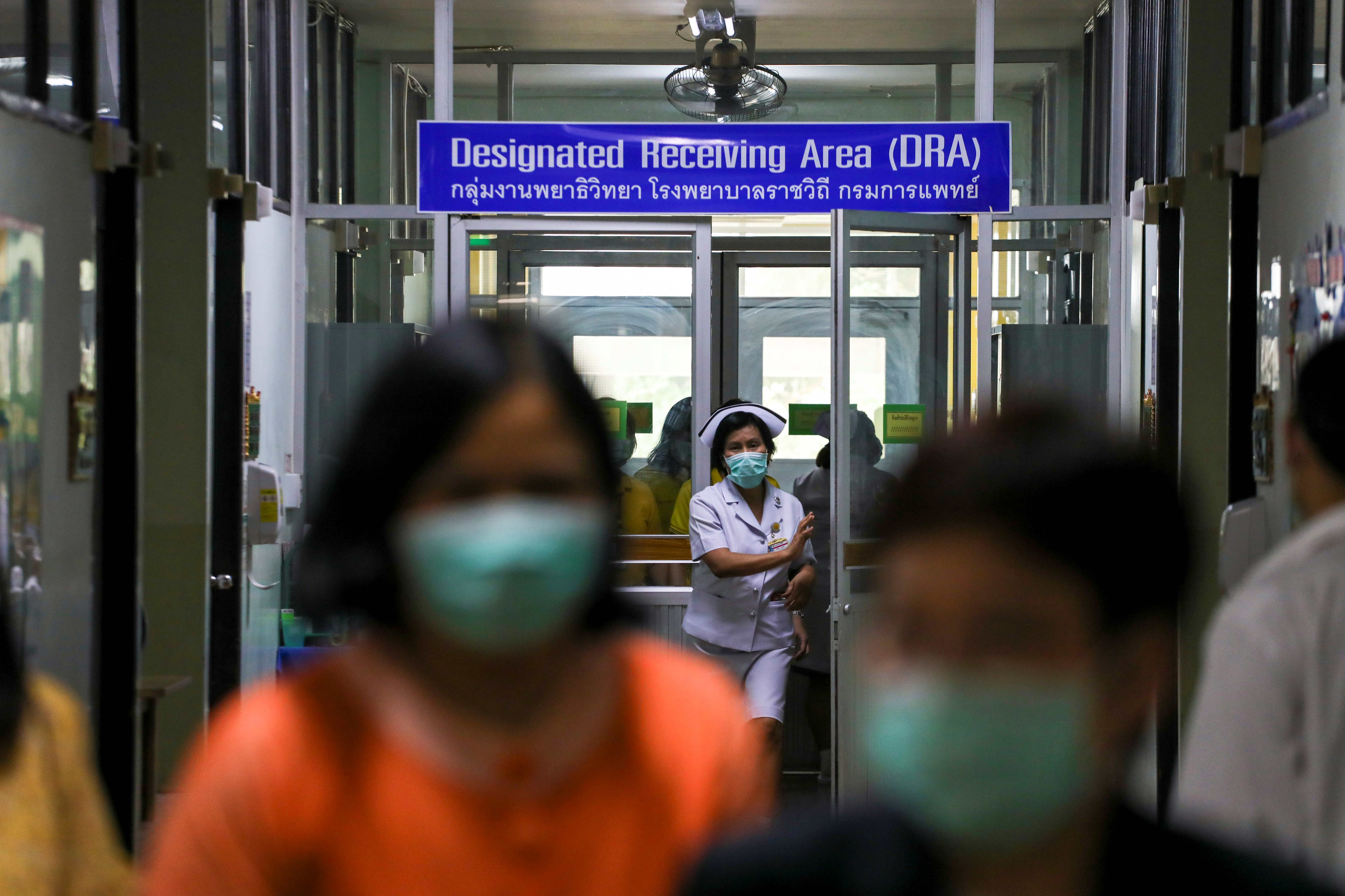 La SADI desaconsejó el uso del barbijo para prevenir el coronavirus y recomendó reforzar las medidas de higiene relacionadas con el lavado de manos y toser sobre el pliegue del antebrazo (Reuters)