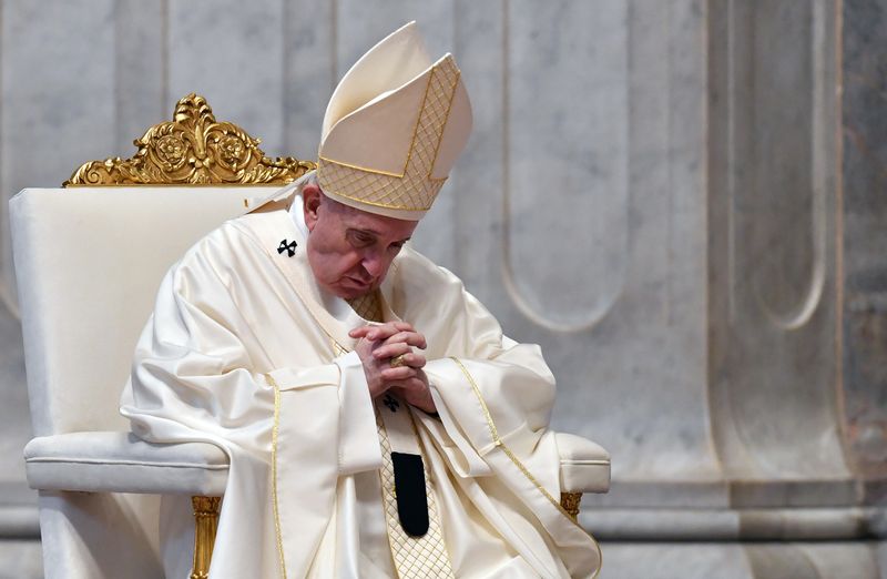 El papa Francisco encabezó una misa de Jueves Santo en la basícila de San Pedro, sin la usual participación masiva de fieles debido a la epidemia del coronavirus. El Vaticano, 9 de abril de 2020. Alessandro Di Meo/Pool via REUTERS