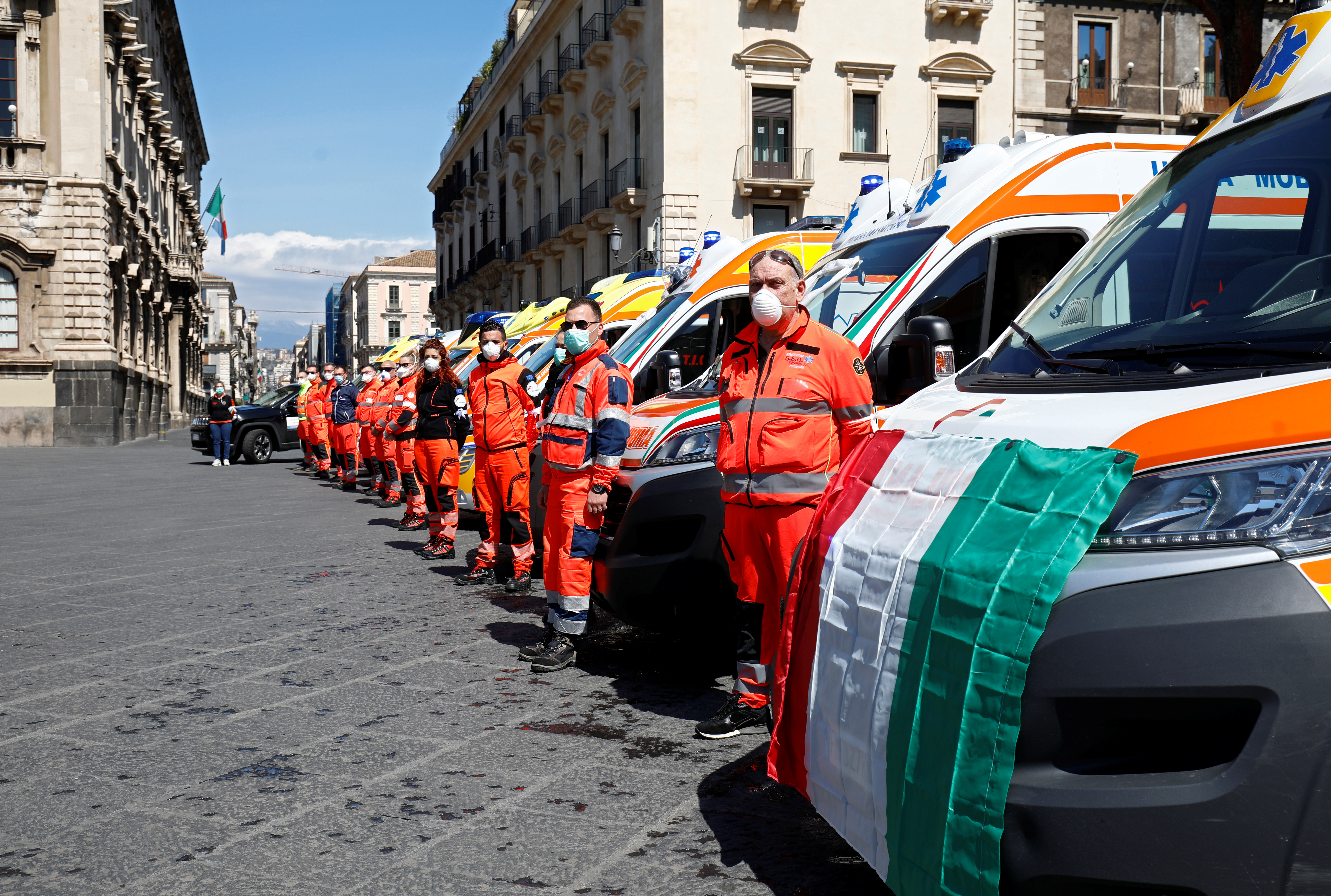 Personal de emergencia durante la emergencia en Catania (REUTERS/Antonio Parrinello)