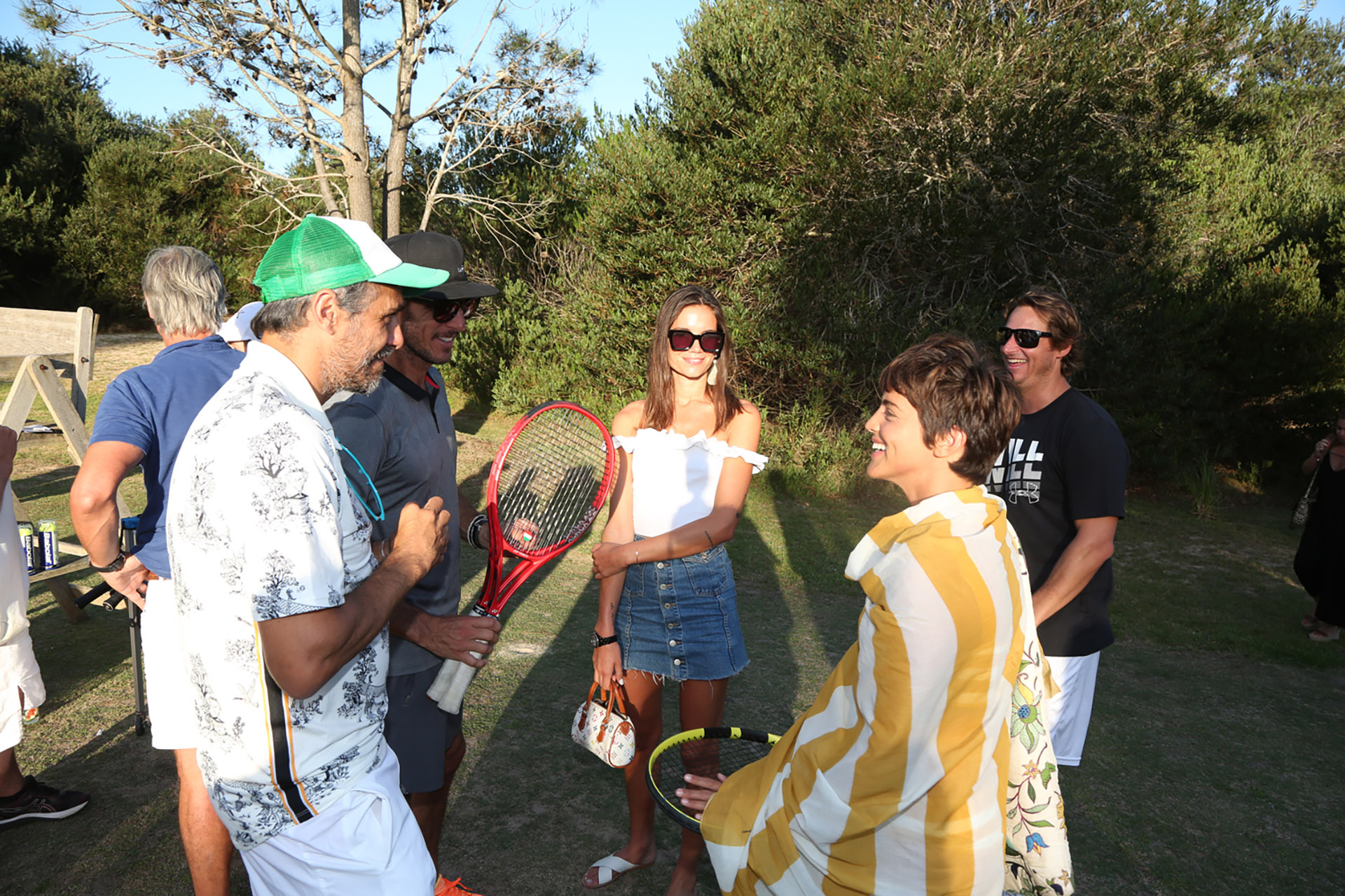 Calu Rivero y Diana Arnopoulos junto a los tenistas