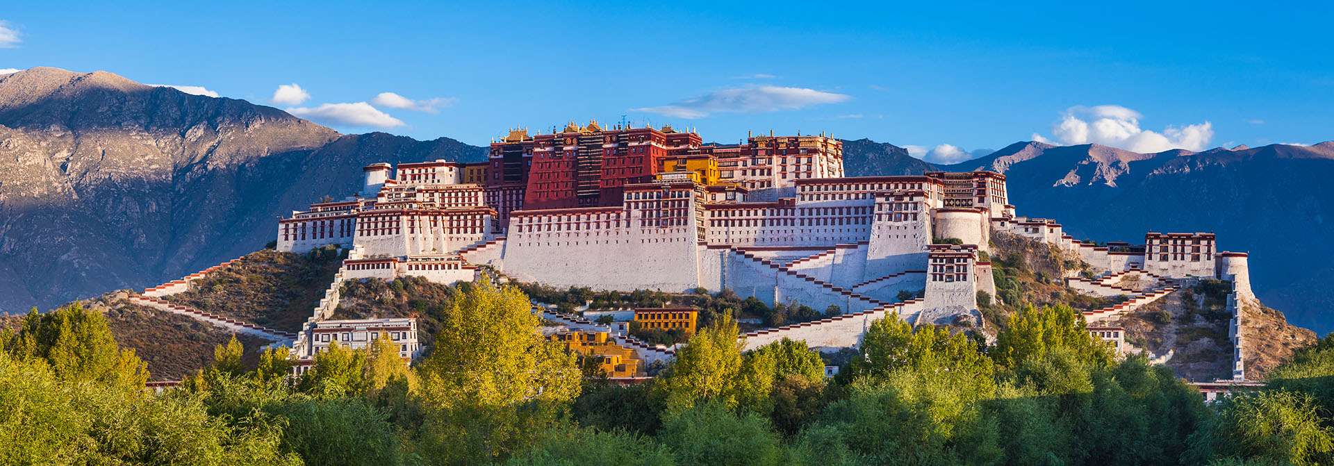 En las montañas del Himalaya y a más de 3.700 metros sobre el nivel del mar, se alza el Palacio de Potala, una majestuosa estructura que ha sido la residencia del Dalai Lama por más de 300 años