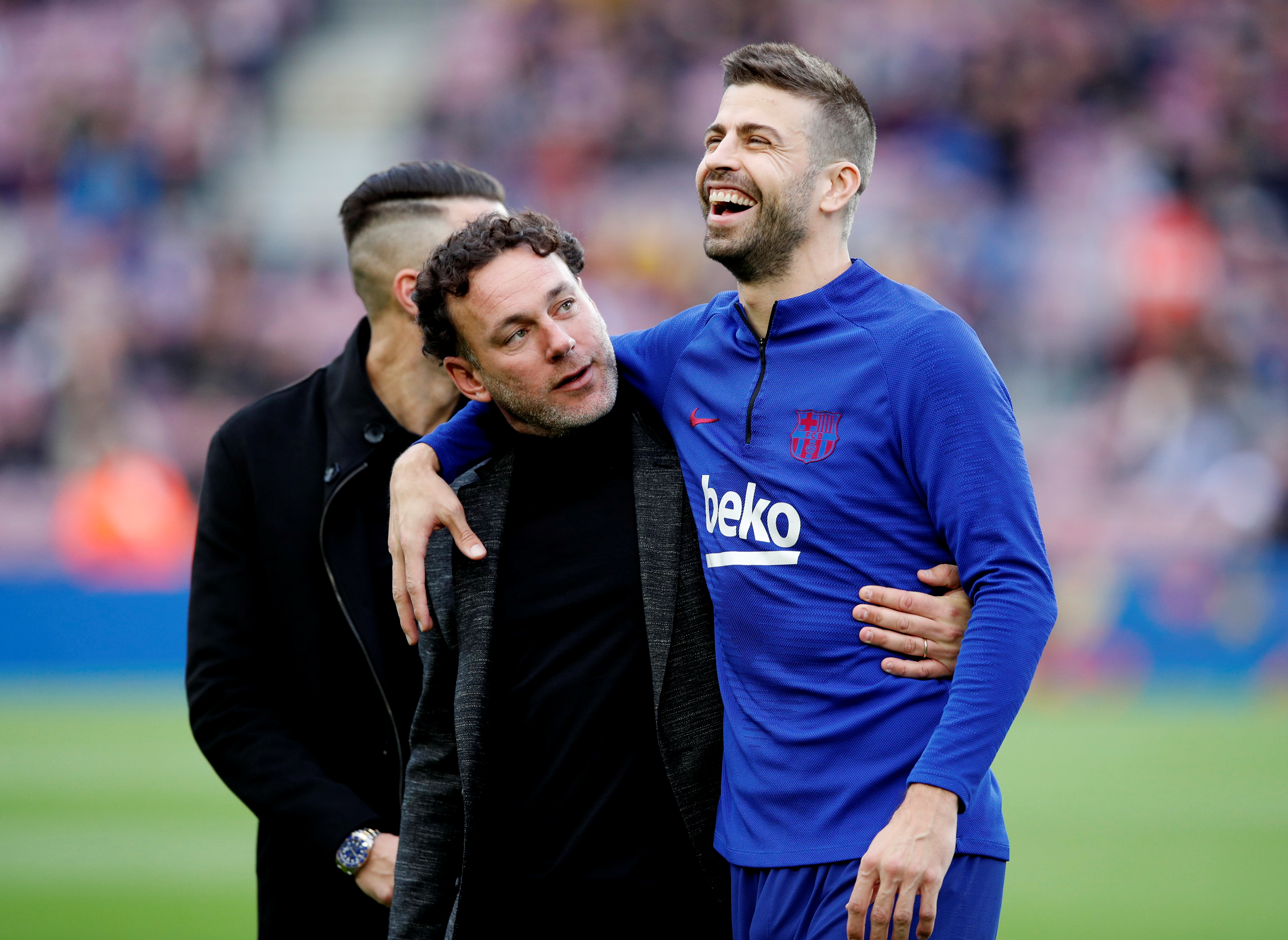 Milito, junto a Piqué, durante la visita del hoy entrenador a Barcelona antes de Navidad (REUTERS/Albert Gea)