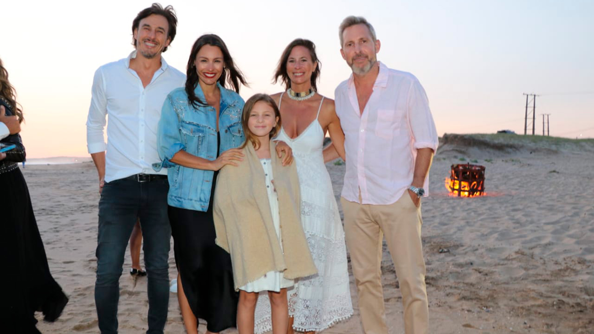 Pampita junto a su marido Roberto García Moritán, Rogelio Frigerio y Victoria Costoya durante el cumpleaños de la modelo y conductora de televisión, quien lejos de los vestidos ajustados, eligió uno suelto y se abrigó con una campera de jean