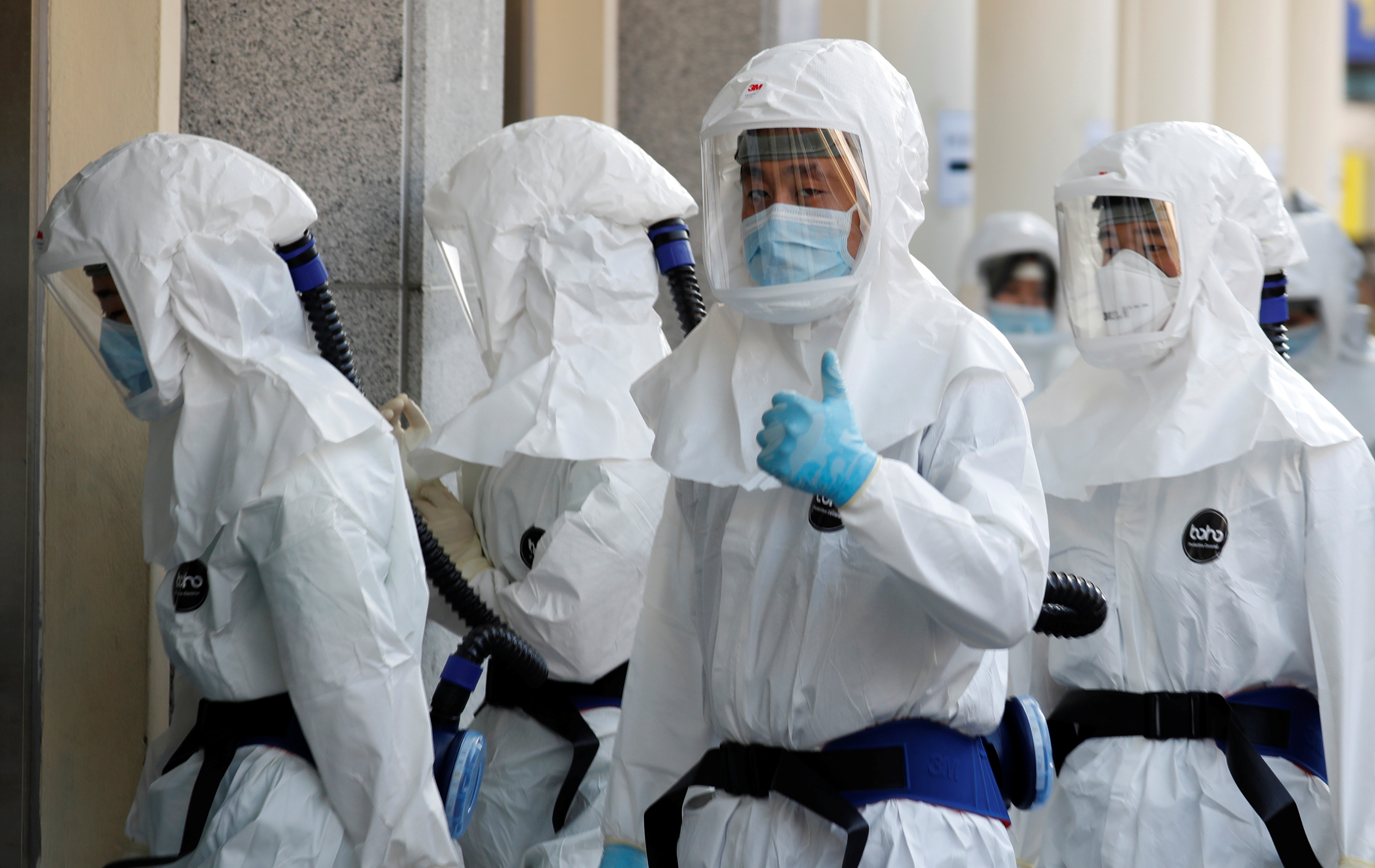 Un equipo médico entra en un hospital para tratar a pacientes con coronavirus en Corea del Sur (Reuters/ Kim Kyung-Hoon)