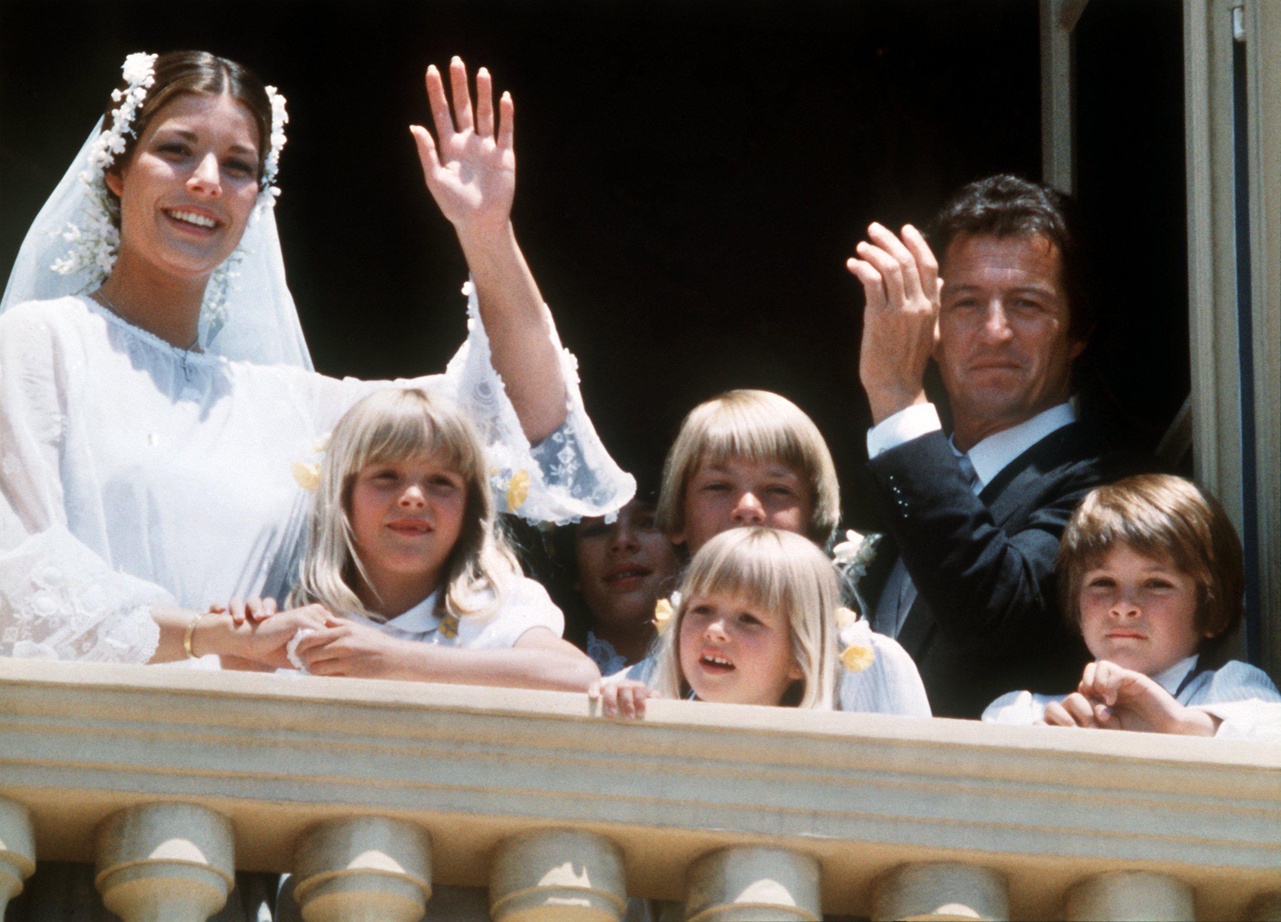 Caroline de Monaco y Philippe Junot en el balcón del palacio de Monaco. La boda se celebró el 29 de junio1978. Dos años después, el 9 octubre de 1980, estaban divorciados (Shutterstock)