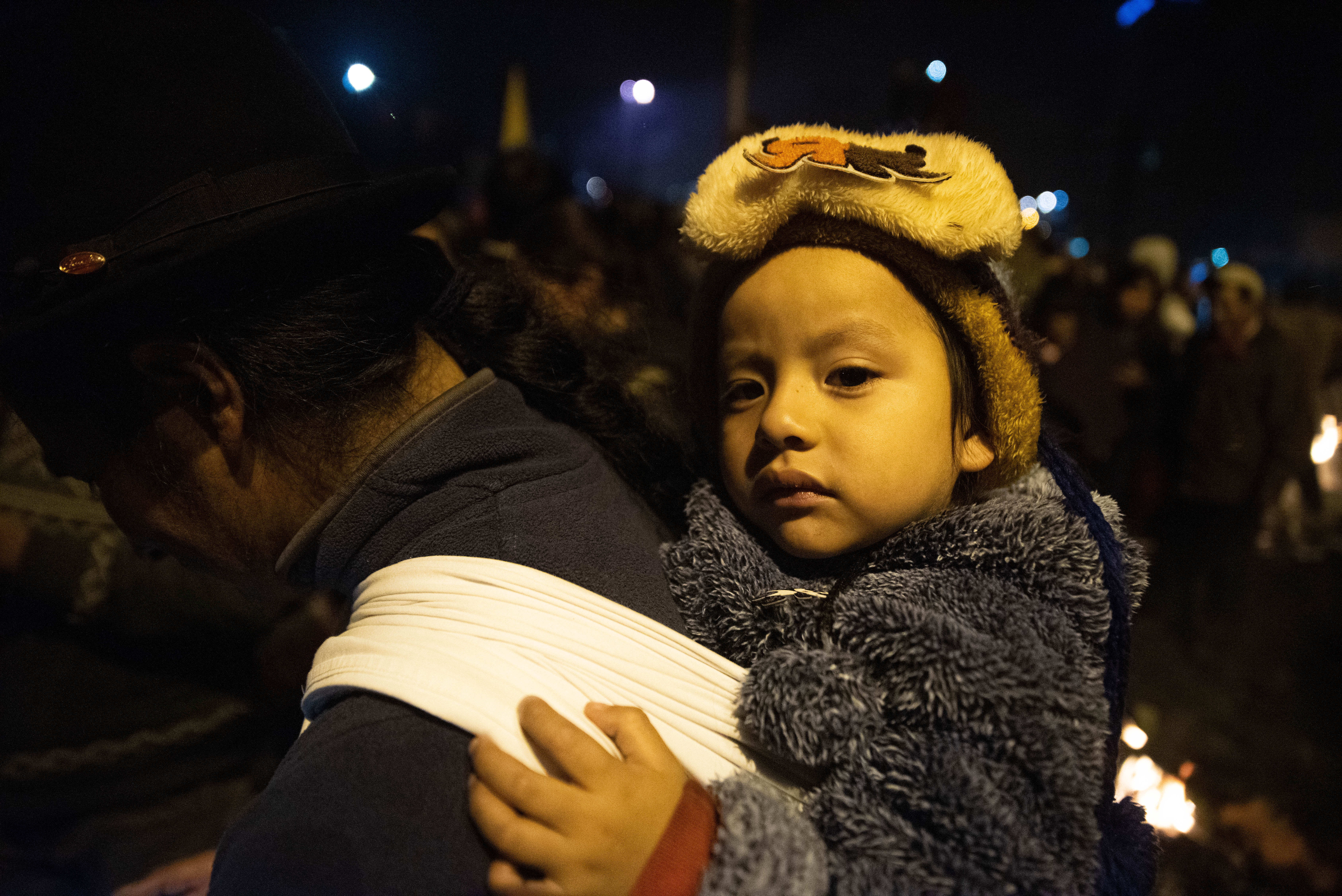 Un madre y sus bebé salieron a festejar como miles de otros quiteños que coparon las calles de la capital.