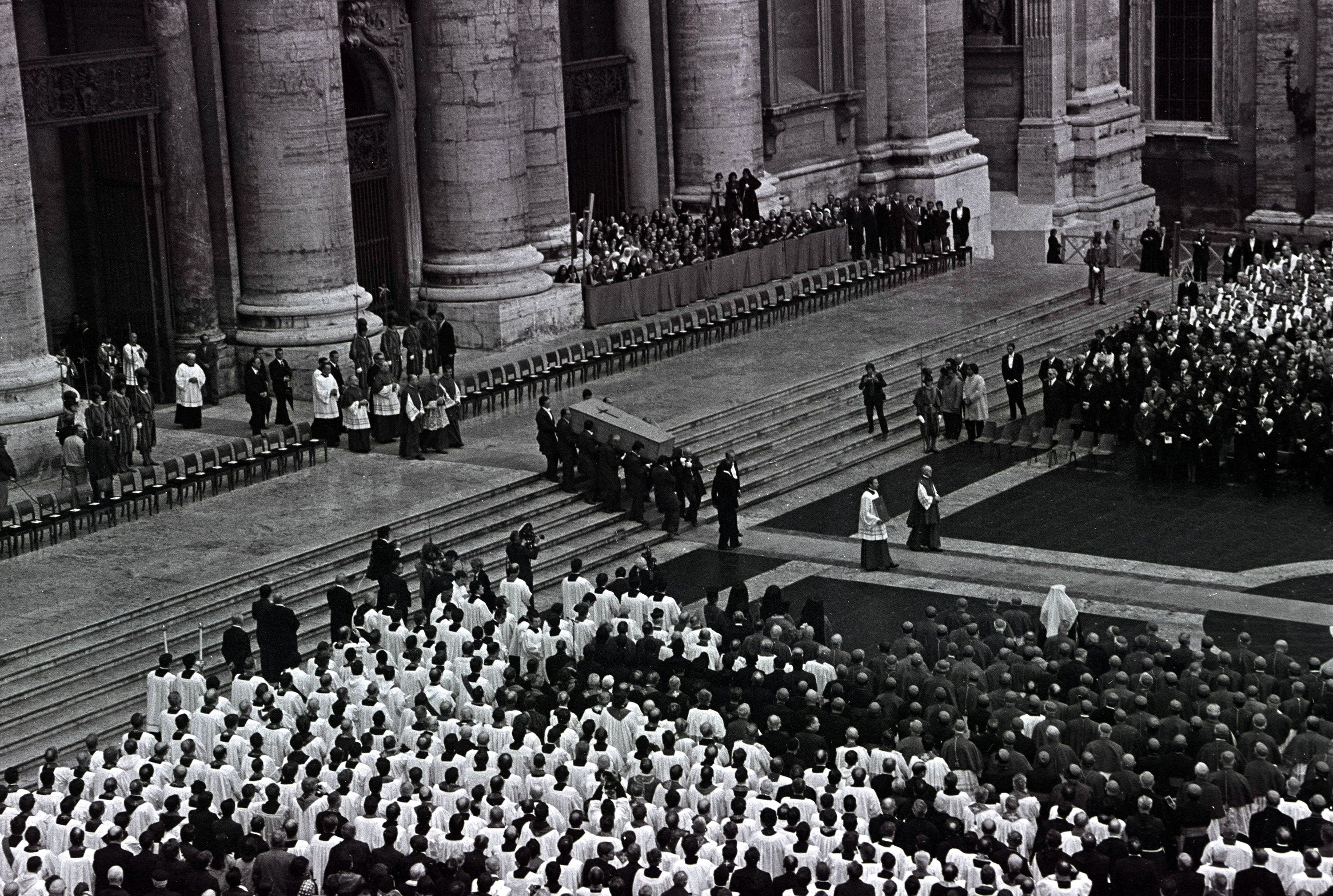 Funeral de Juan Pablo I en las escalinatas de San Pedro, septiembre de 1978 (Shutterstock)