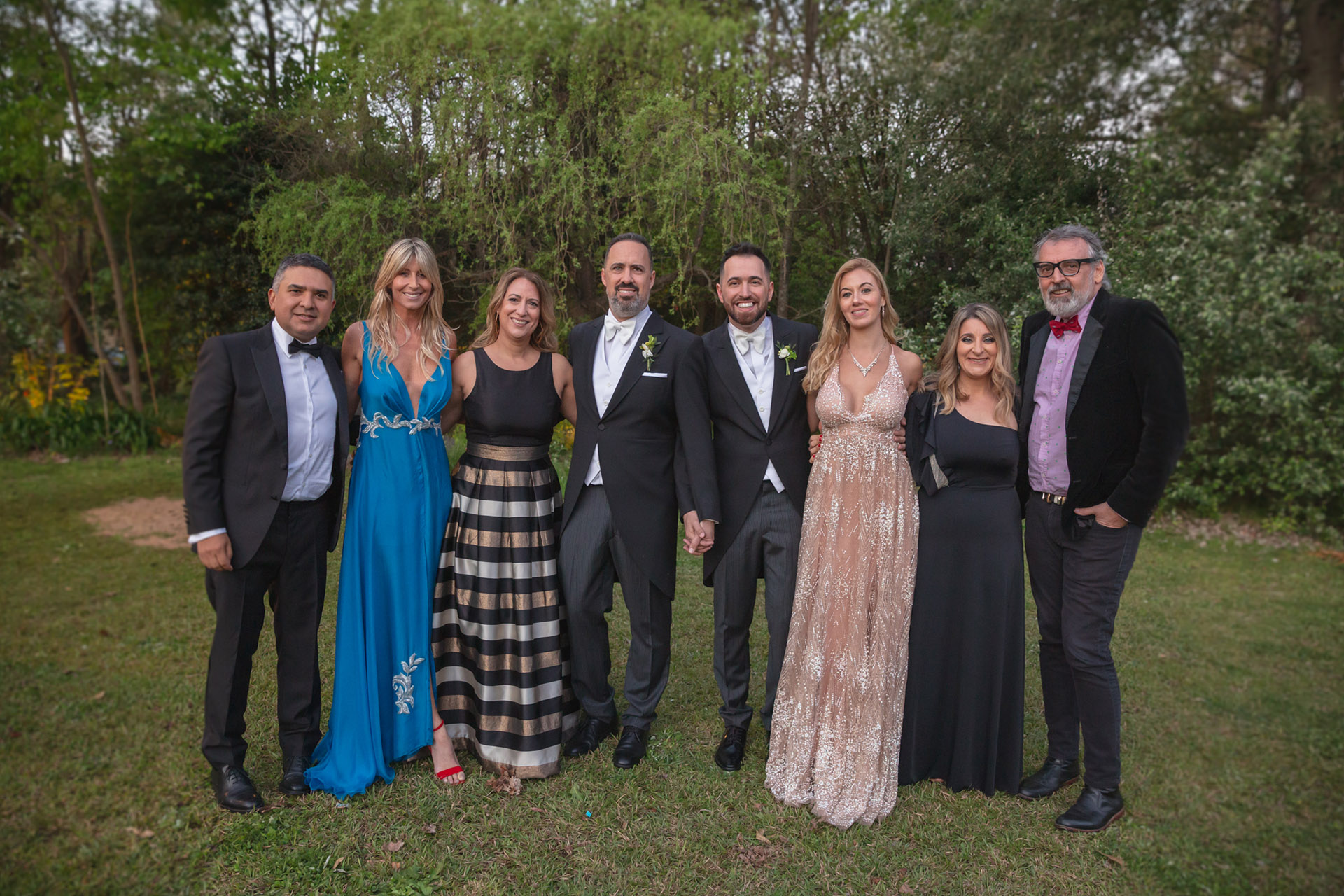Los flamantes esposos junto a los testigos de su boda: Julio Faldin, Soledad Solaro, Andrea Ronco, Rocío Surge Oliver, Catalina Iannone y Benito Fernández