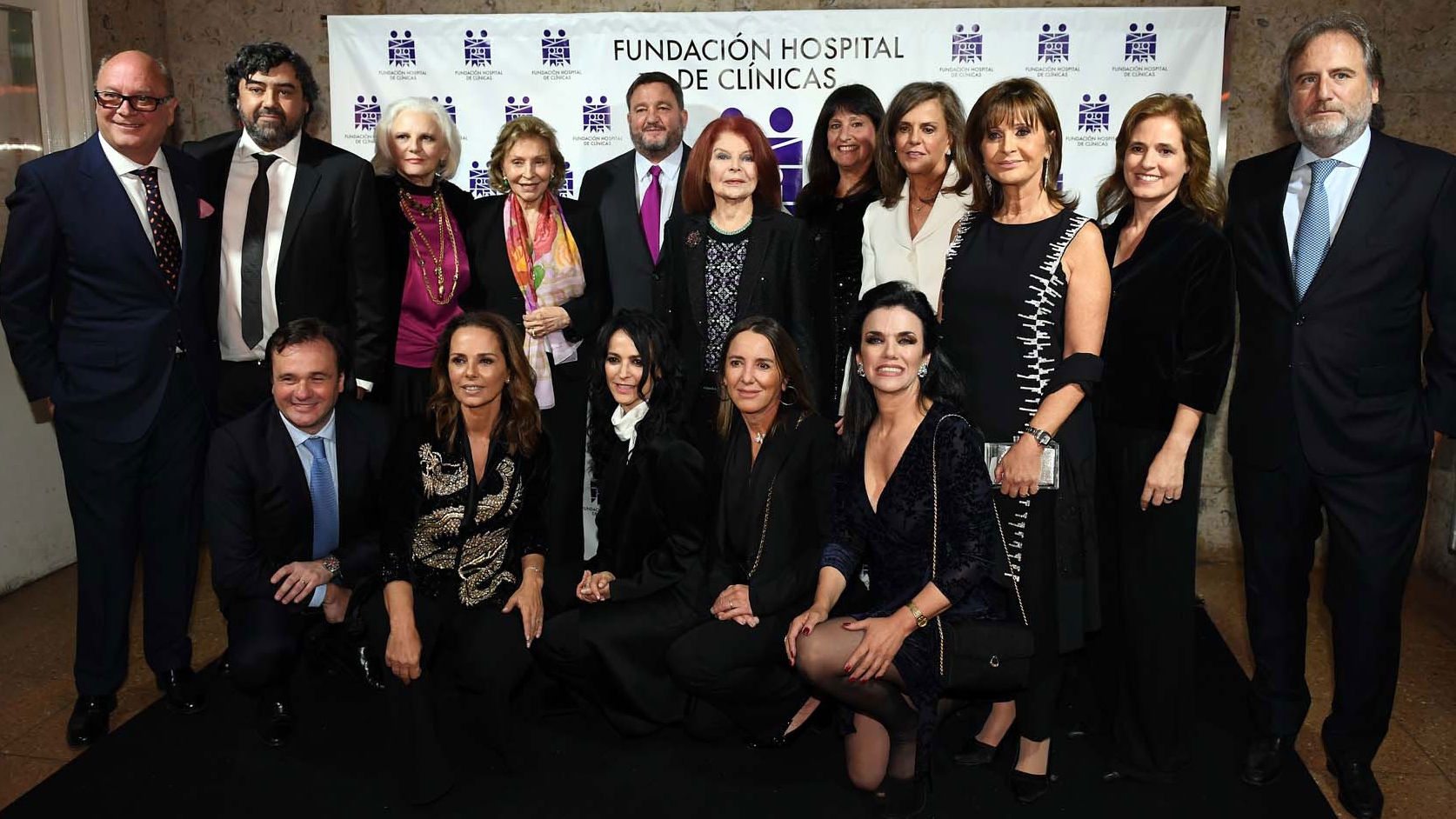 Los integrantes de la Comisión Directiva de la Fundación Hospital de Clínicas: De pie: Martín Cabrales, Juan Cruz Ávila, Gloria César, Mercedes Von Dietrichstein de Zemborain, Alejandro Macfarlane, Lili Sielecki, María Podestá, Silvia Saravia de Neuss, Myriam Levi, Silvina Pueyrredon de Lanusse y Tato Lanusse. Abajo: Juan Pablo Maglier, Nathalie Sielecki, Cynthia Teperman Cohen, Verónica Zoani de Nutting y Sara Smith Estrada
