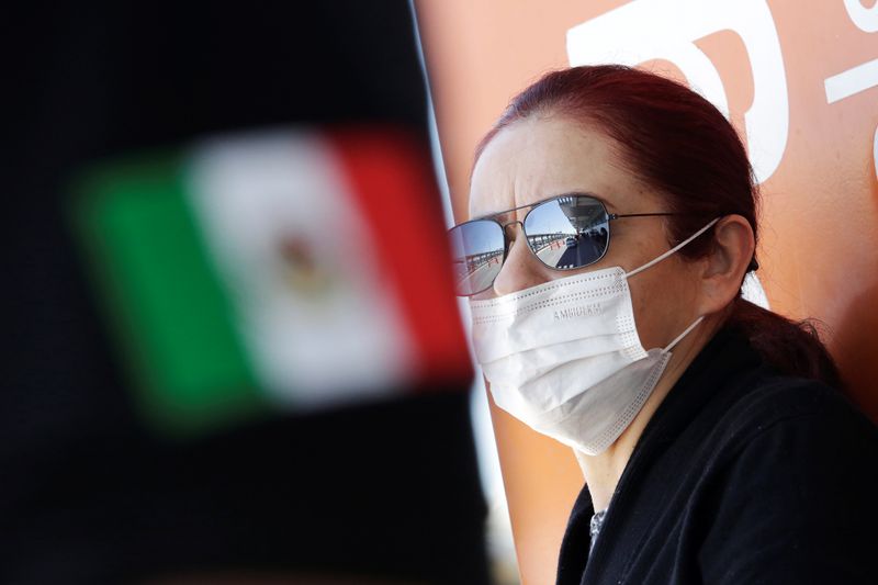 Una mujer utiliza un cubrebocas para protegerse del coronavirus.
Foto: REUTERS / José Luis González