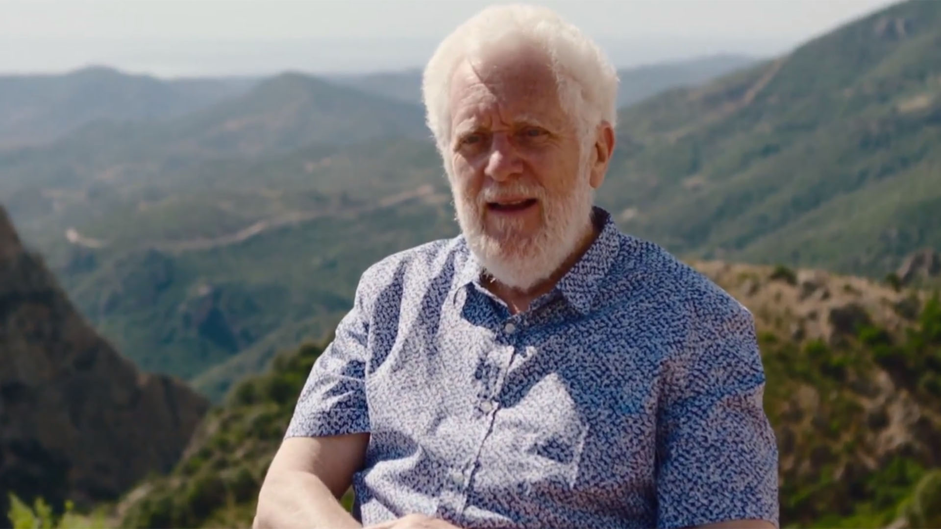 Michel Poulain, el demógrafo que determinó la primera Zona Azul. El primer lugar fue el centro de isla de Cerdeña así quedo asociado a los lugares en que los habitantes pueden vivir más de 100 años