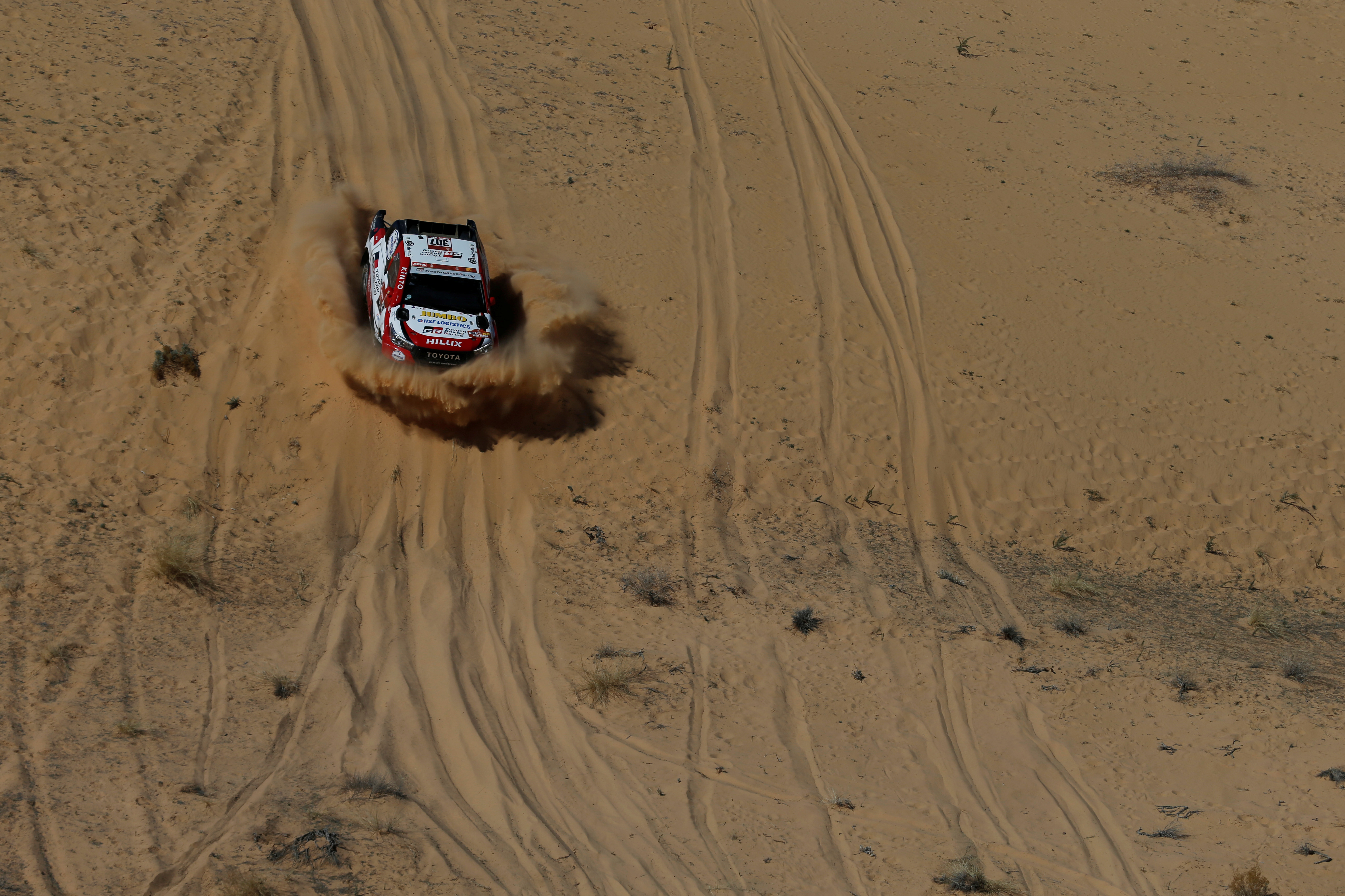 Sainz, que ya se había impuesto en la tercera etapa del martes, terminó los 353 km de tramos cronometrados con 2 minutos y 56 segundos de ventaja sobre el qatarí Nasser Al-Attiyah (Toyota)