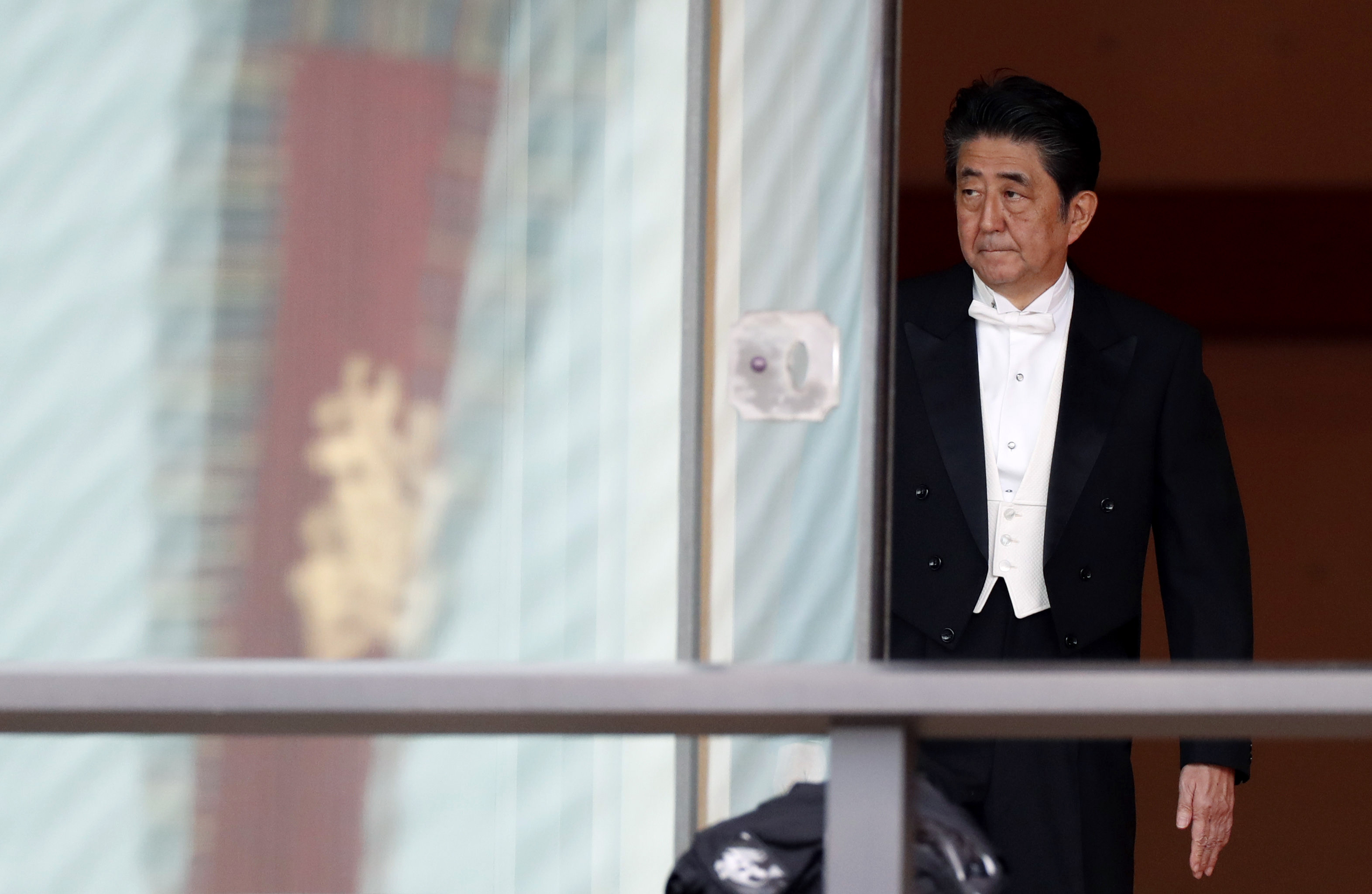  El primer ministro de Japón, Shinzo Abe, se va después de una ceremonia para proclamar la entronización del emperador Naruhito (AFP) 