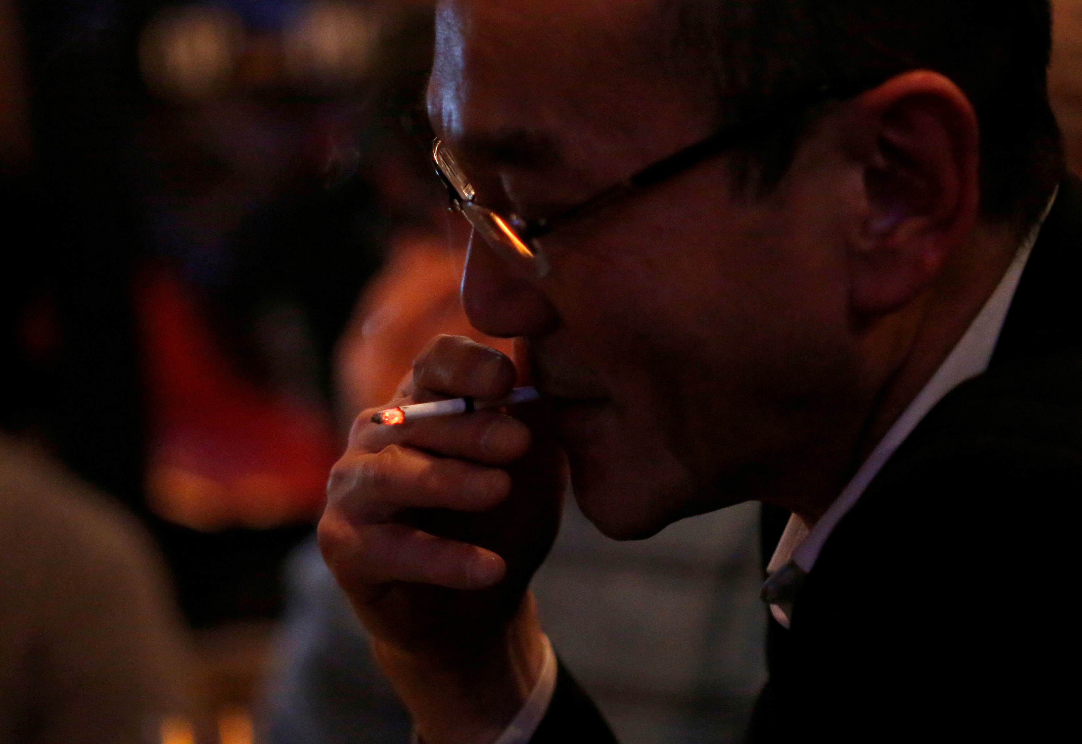 Un hombre fuma en Japón, pese a las recomendaciones médicas de no hacerlo frente al COVID-19 REUTERS/Issei Kato/File Photo
