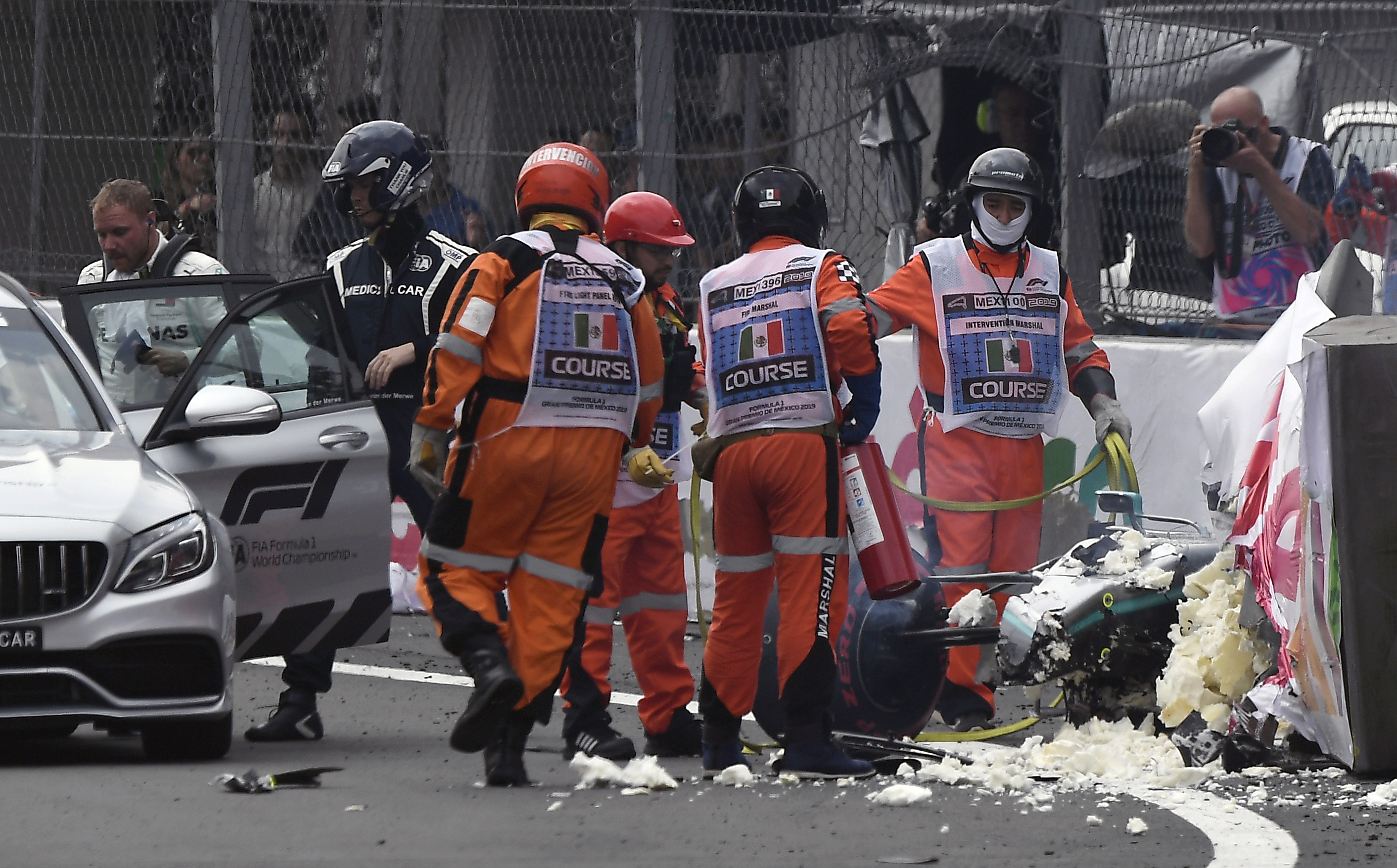 Valtteri Bottas estampó su coche contra el muro del Autódromo Hermanos Rodríguez durante la sesión de clasificación (Foto: ALFREDO ESTRELLA / AFP)