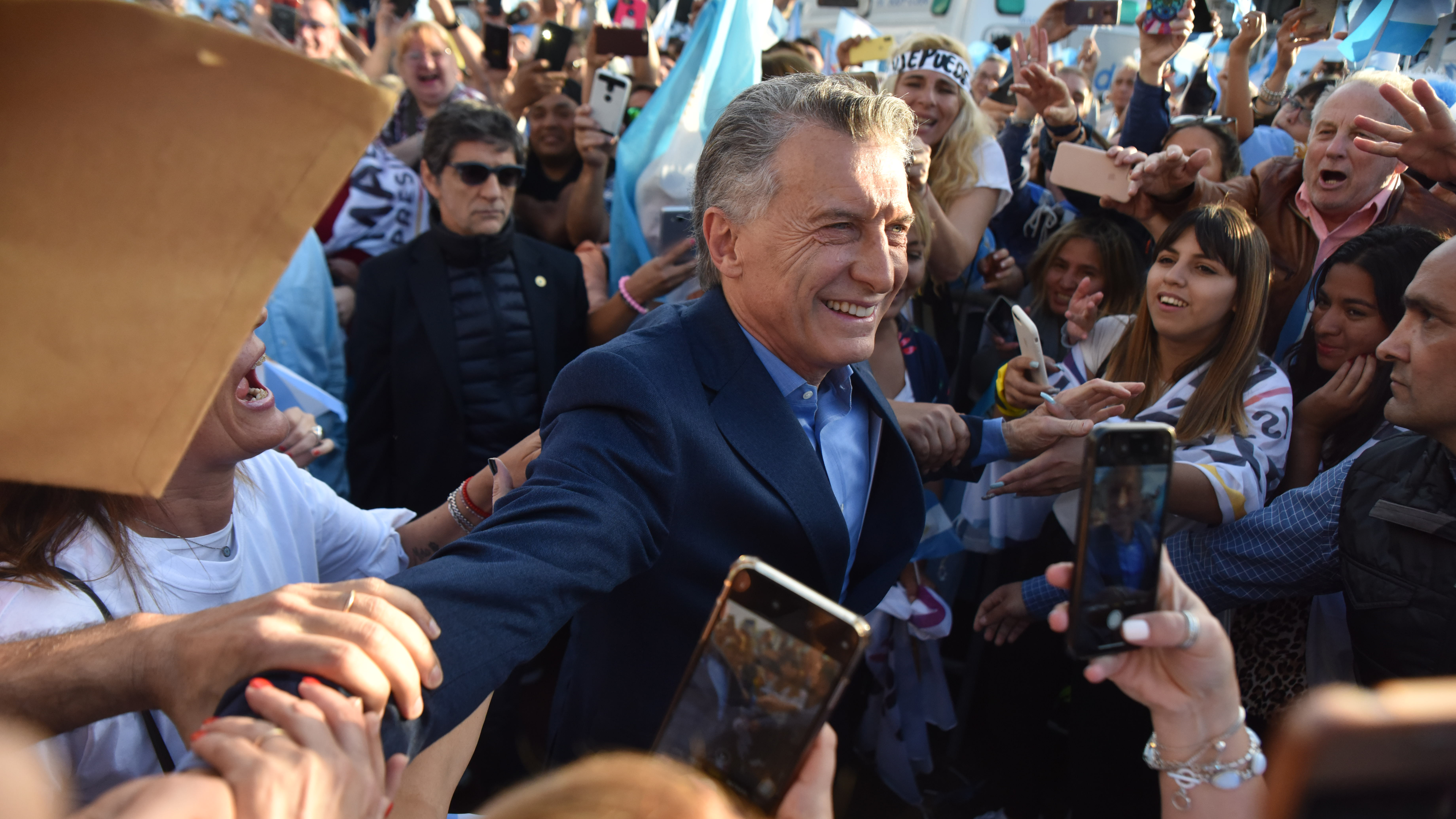 Mauricio Macri saludado por el numeroso público convocado por la consigna
