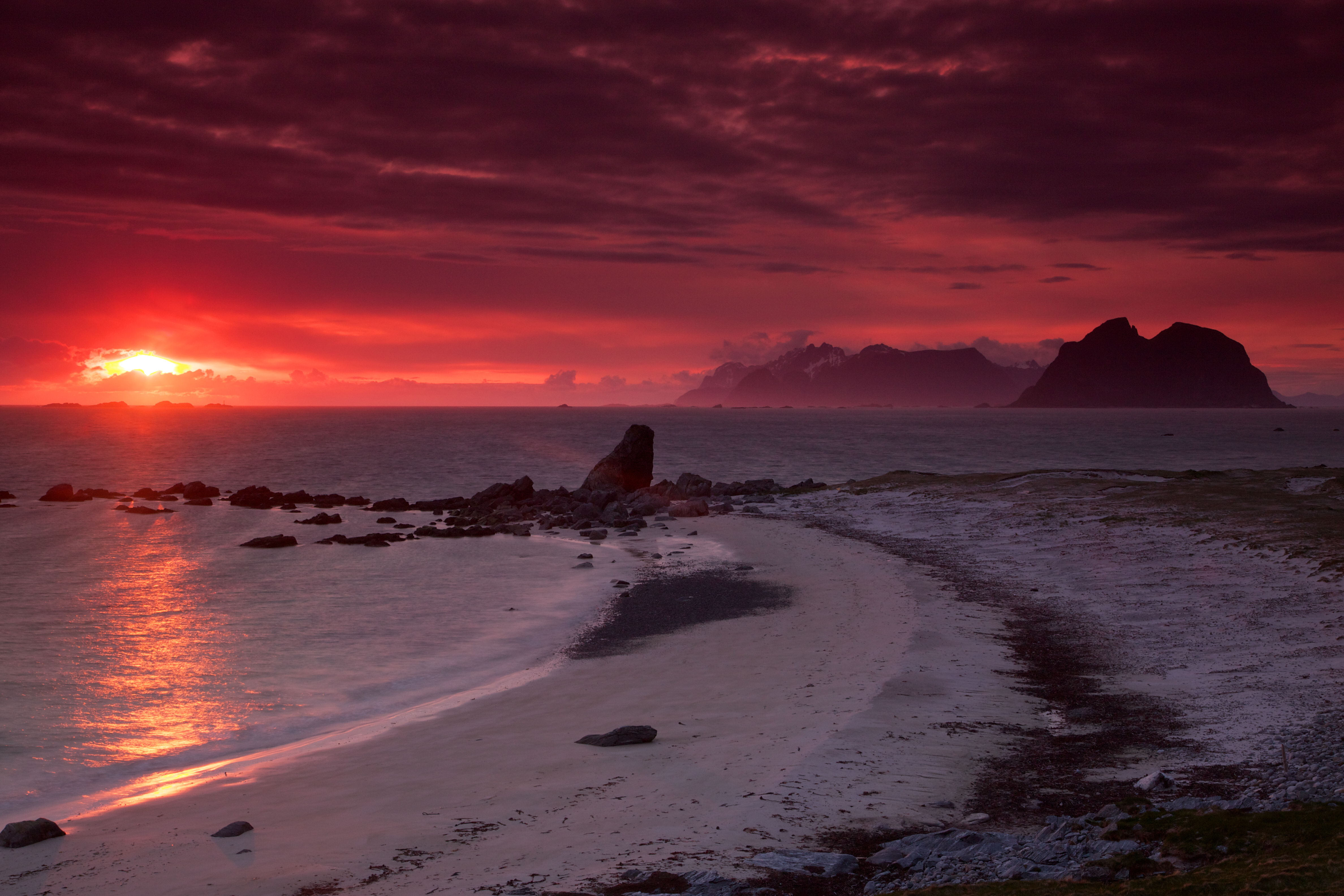 En el municipio de la provincia de Nordland, los visitantes pueden experimentar el paisaje, el terreno y las refrescantes aguas color esmeralda de Noruega, a lo largo de las costas y cerca de una ciudad pintoresca y hogareña conocida por la deliciosa cocina noruega y el café caliente