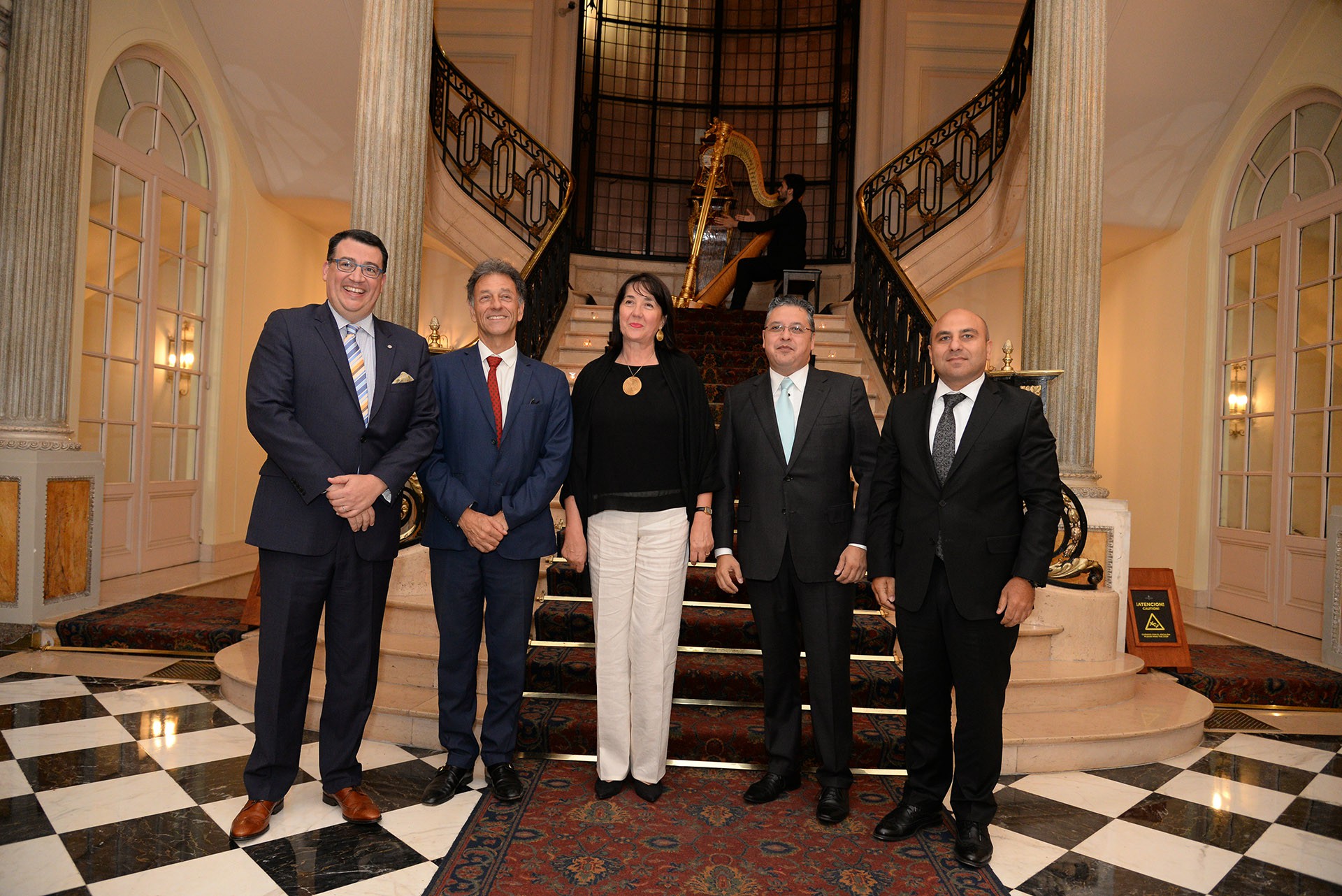 Tulio Hochkoeppler junto a Christoph Meran, embajador de Austria; Jela Bacovic, embajadora de Serbia; Ariel Blufstein, y Rashad Aslanov, embajador de Azerbaiyán