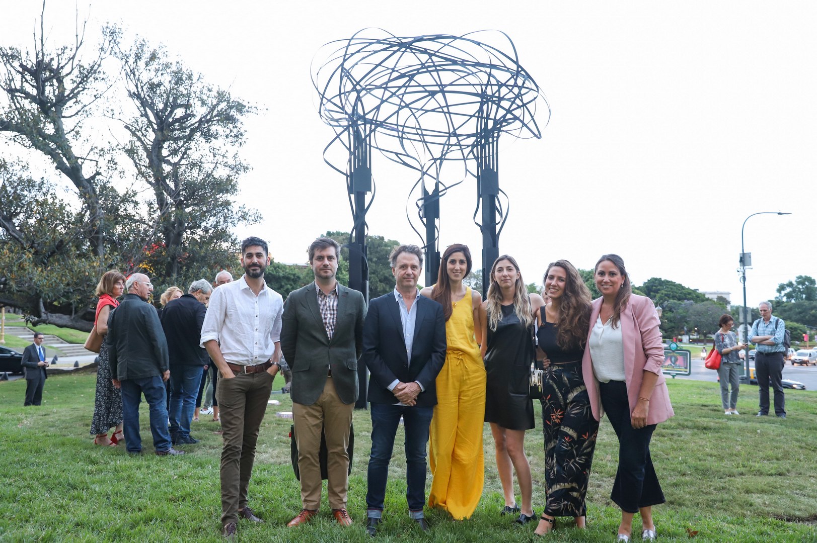 Lautaro Vasser junto a Juan Pablo Vacas, subsecretario de Espacio Público; el artista Pablo Reinoso; Victoria Hassan, jefa de Gabinete del ministerio de Desarrollo Económico; Ernestina Falabella, Victoria D'Amuri Angeloz y Paula Scauzillo
