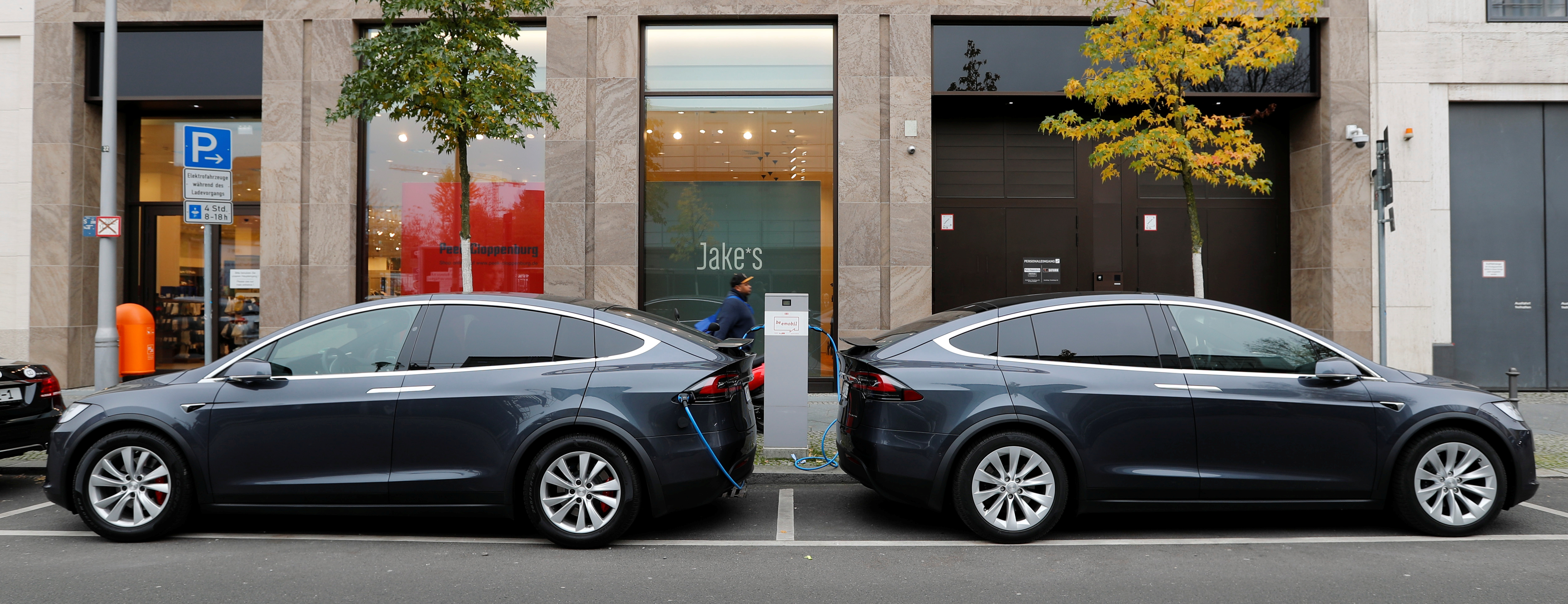 Dos SUV Tesla Model X recargando baterías en las calles de Berlín. (Reuters)