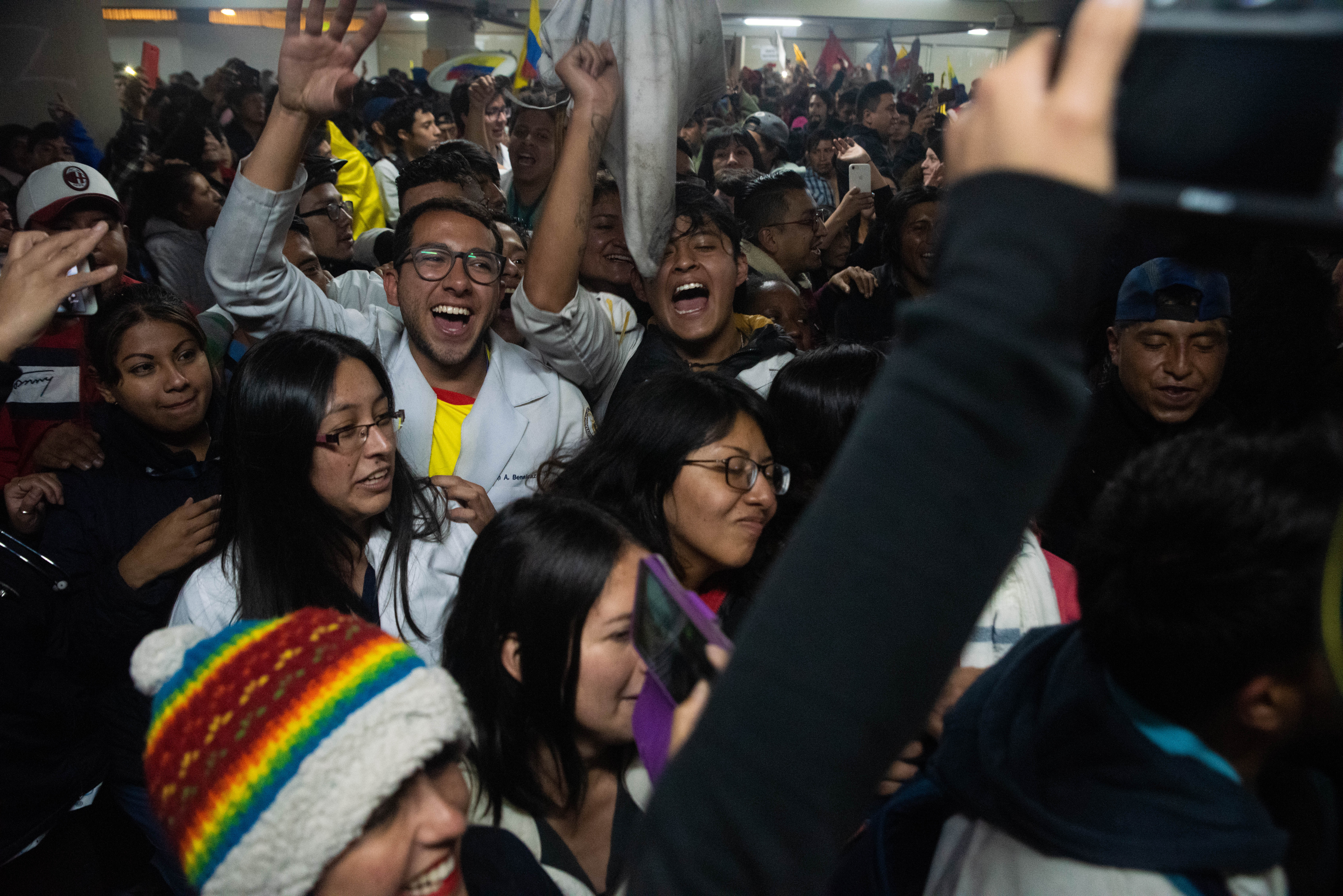 Miles de personas salieron a las calles a celebrar después de que el Presidente ecuatoriano Lenin Moreno anunciara que derogaría el decreto 883 que eliminaba los subsidios para los combustibles