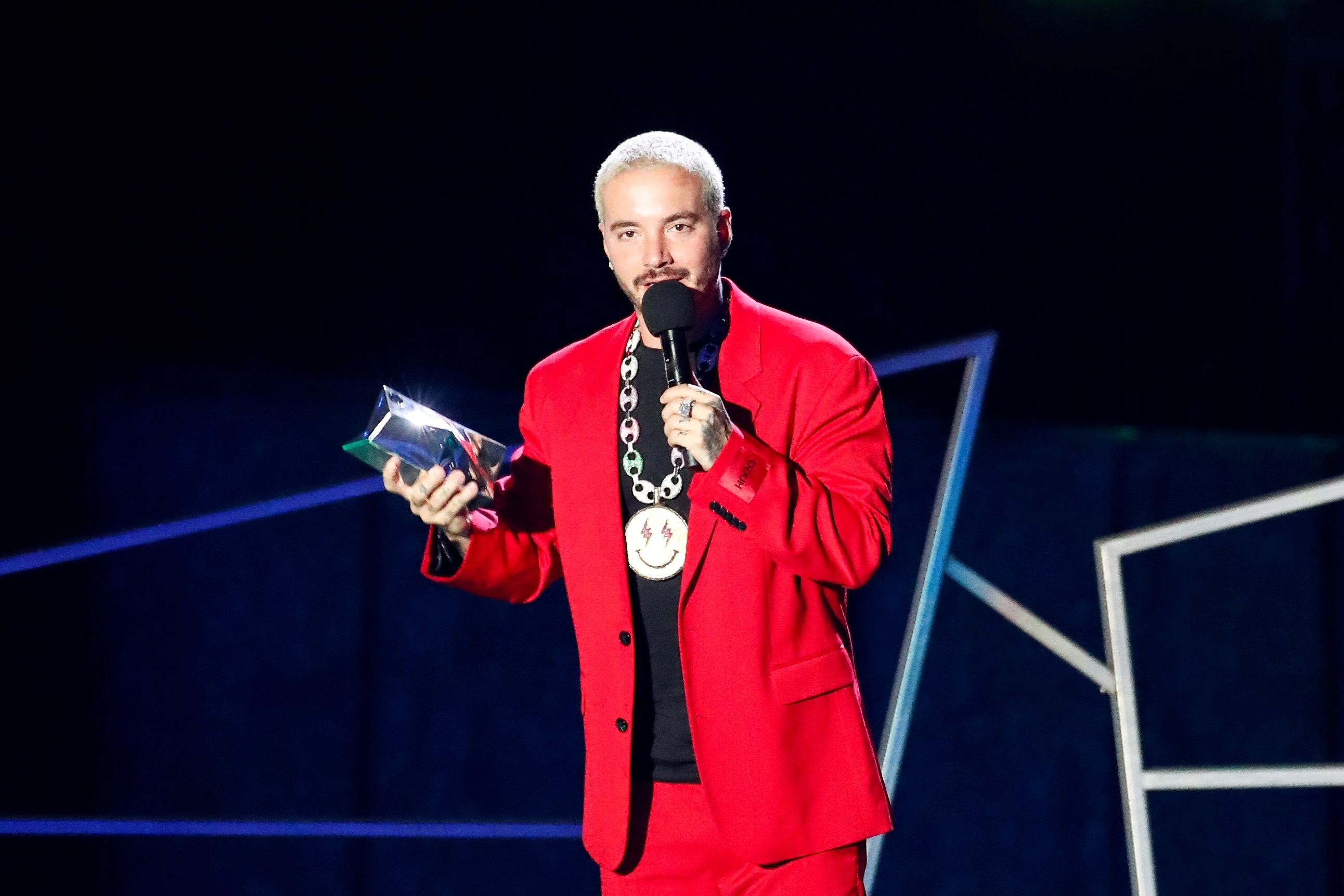 El cantante J Balvin gana el premio al Artista Más Compartido (Foto: EFE/José Méndez)