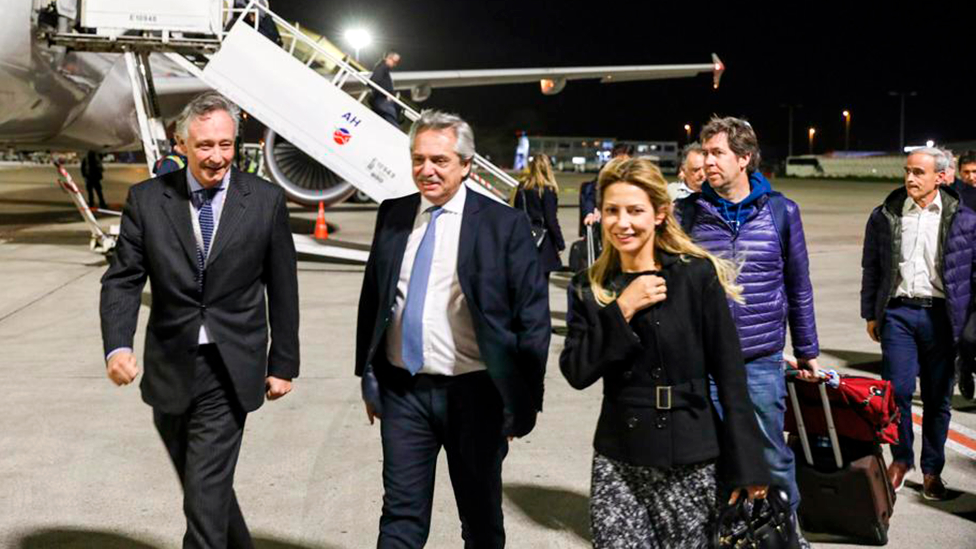 Alberto Fernández y Fabiola Yañez al llegar a París