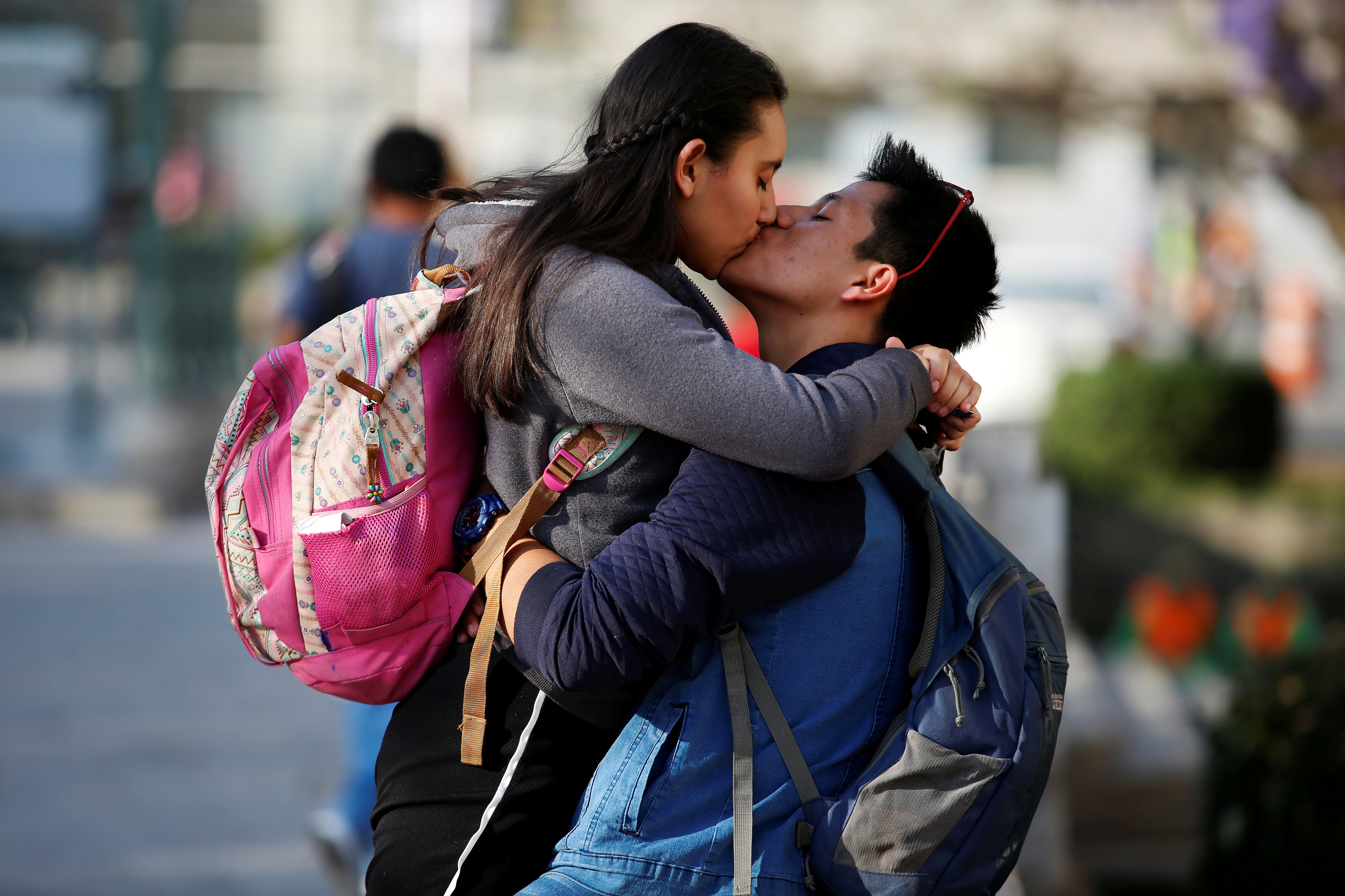 Una de las fases indica que hay que evitar dar besos o abrazos. (Foto: Reuters)