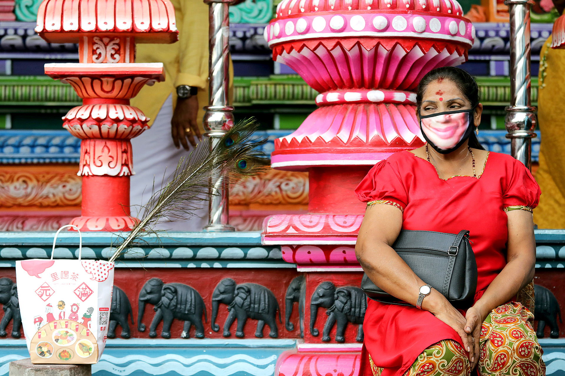 Una mujer devota hindú usa una máscara mientras descansa en un santuario en las Cuevas de Batu durante Thaipusam, en Kuala Lumpur, Malasia (REUTERS / Lim Huey Teng)