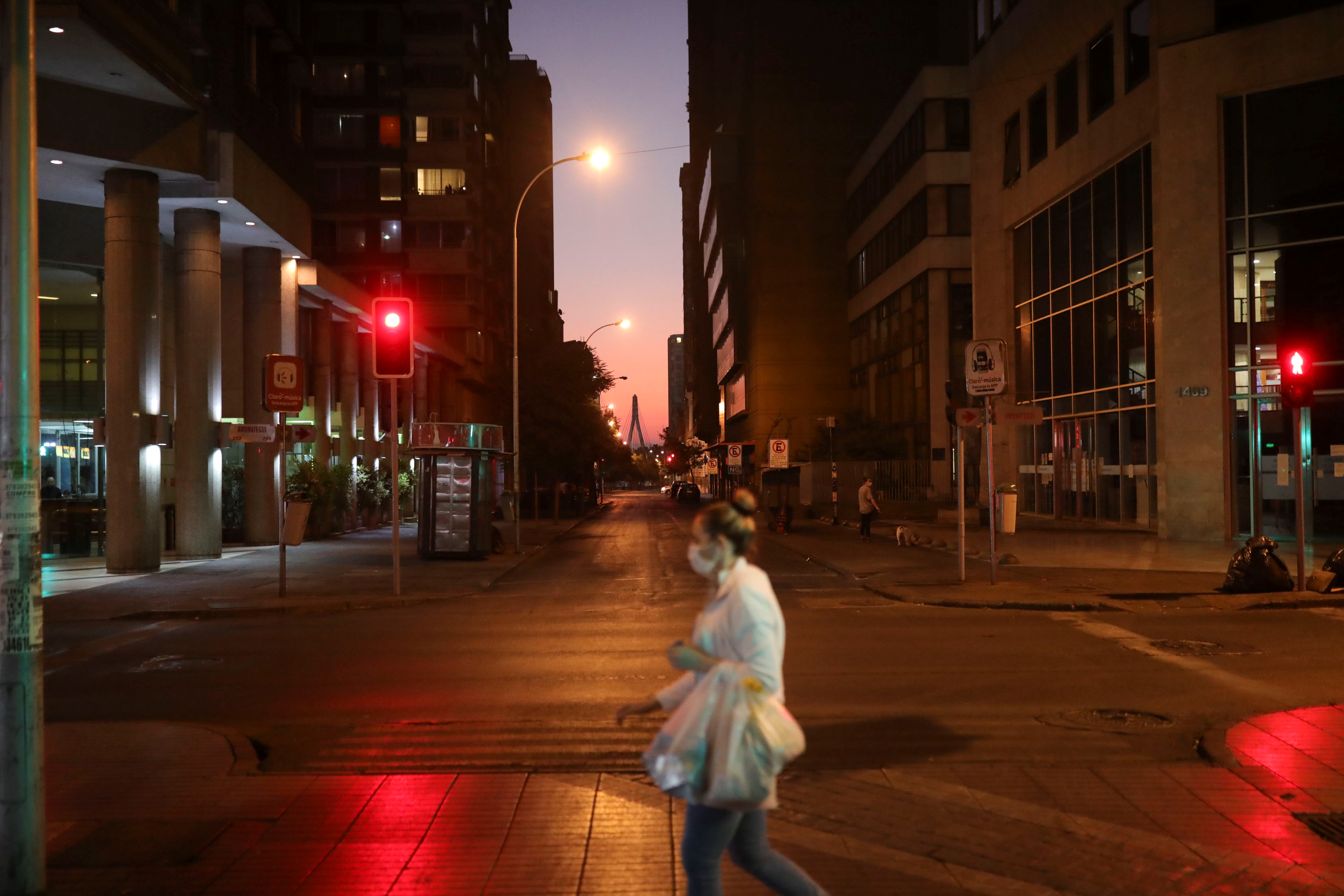 Una mujer con barbijo camina por las calles de Santiago de Chile (REUTERS/Pablo Sanhueza)