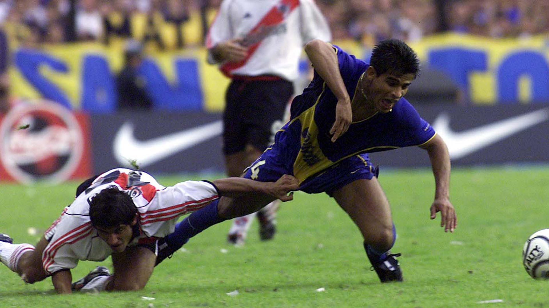 Damián Álvarez baja al lateral derecho de Boca que se dio el gran gusto de convertirle un golazo a River (Foto Baires)