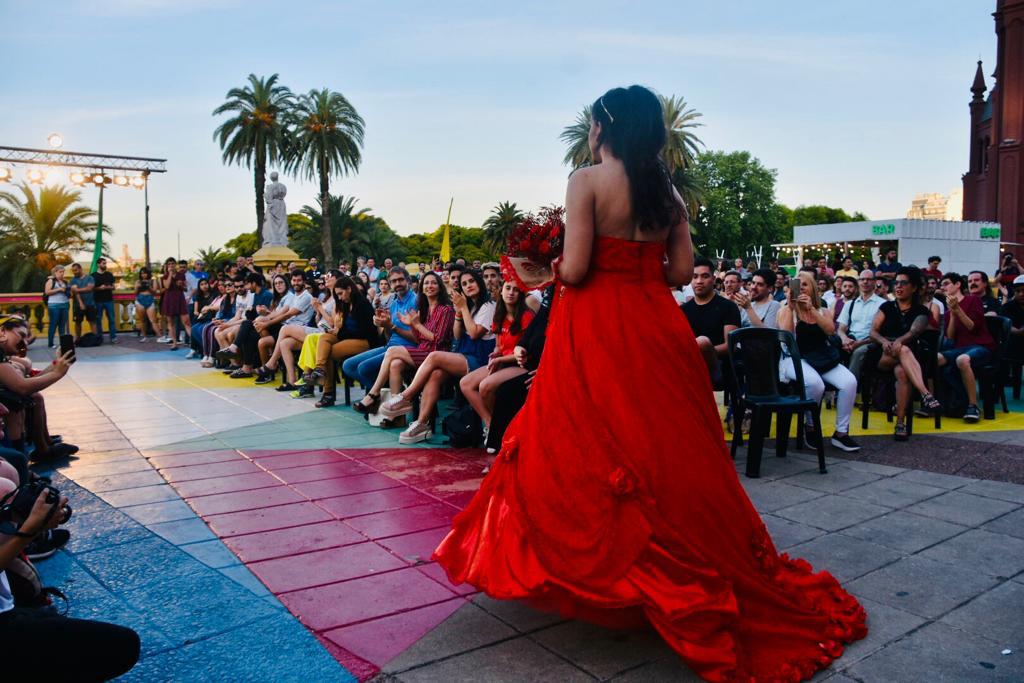 'Romántica’ alude a los canutillos, las perlas y las puntillas, entre otros accesorios que antes eran solo patrimonio de las mujeres porque nadie se animaba a poner mujeres trans en escena con vestidos de época (GCBA)
