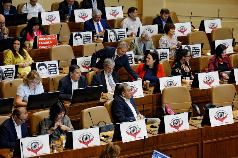 Diputados de oposición, durante el debate de una moción para una acusación constitucional contra el presidente Sebastián Piñera, en el Congreso en Valparaíso, Chile. 12 diciembre 2019. REUTERS/Rodrigo Garrido