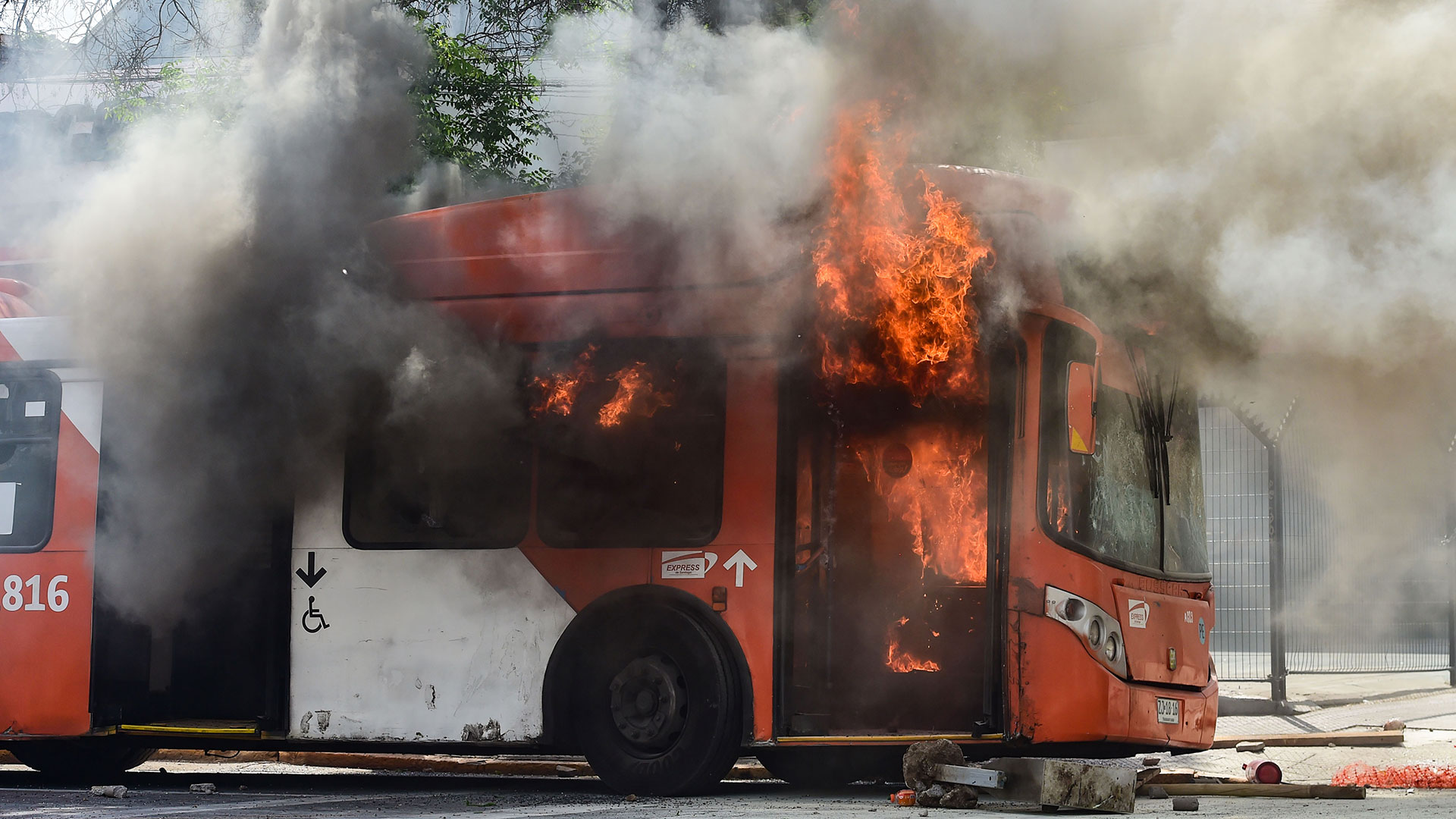 Un autobús en llamas en Valparaíso.