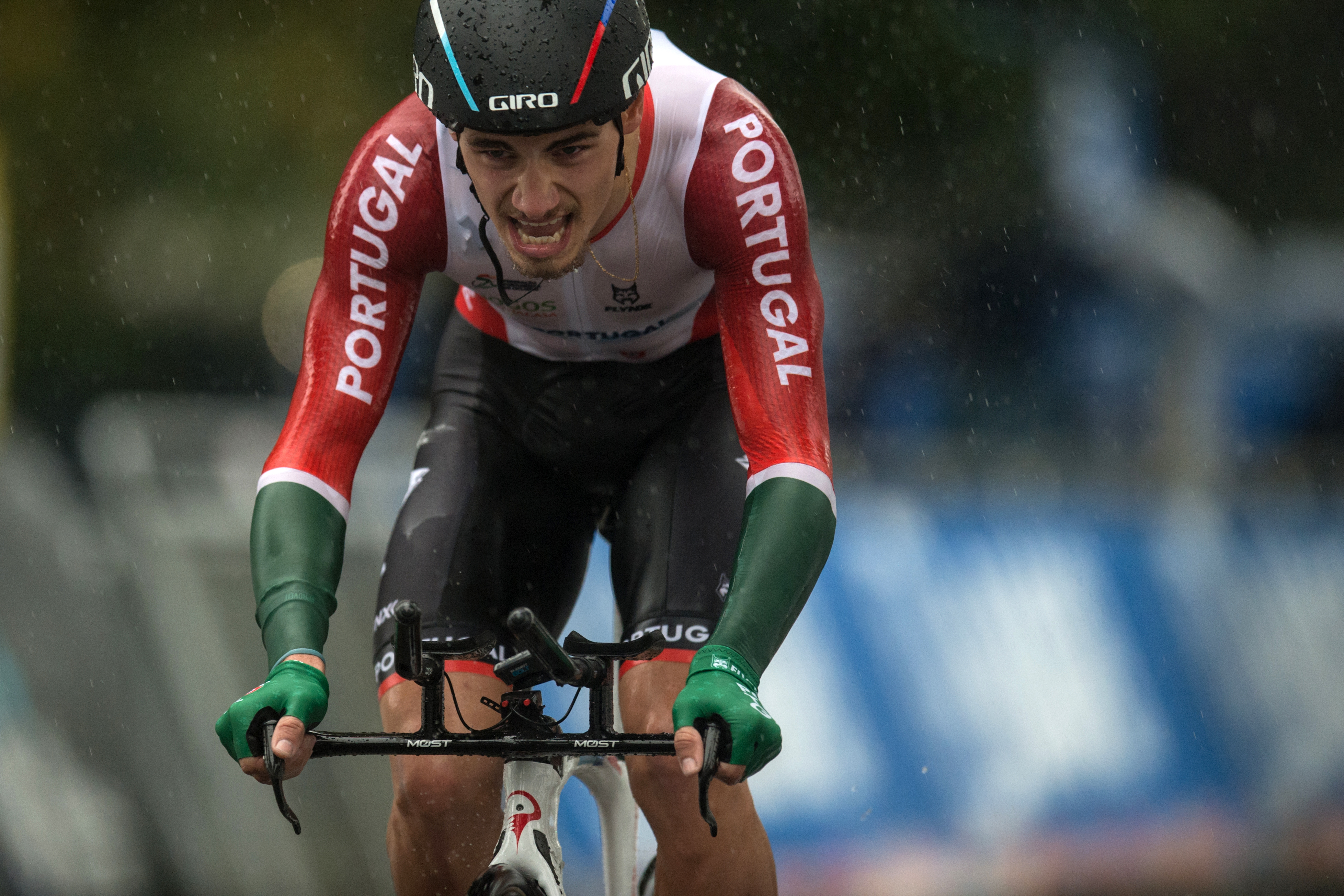 Fue el caso por ejemplo de los belgas Philippe Gilbert, campeón del mundo en 2012, y Remco Evenepoel, otro de los jóvenes llamados a dominar el pelotón en los próximos años. Ambos se retiraron cuando aún quedaban más de 100 km para la meta