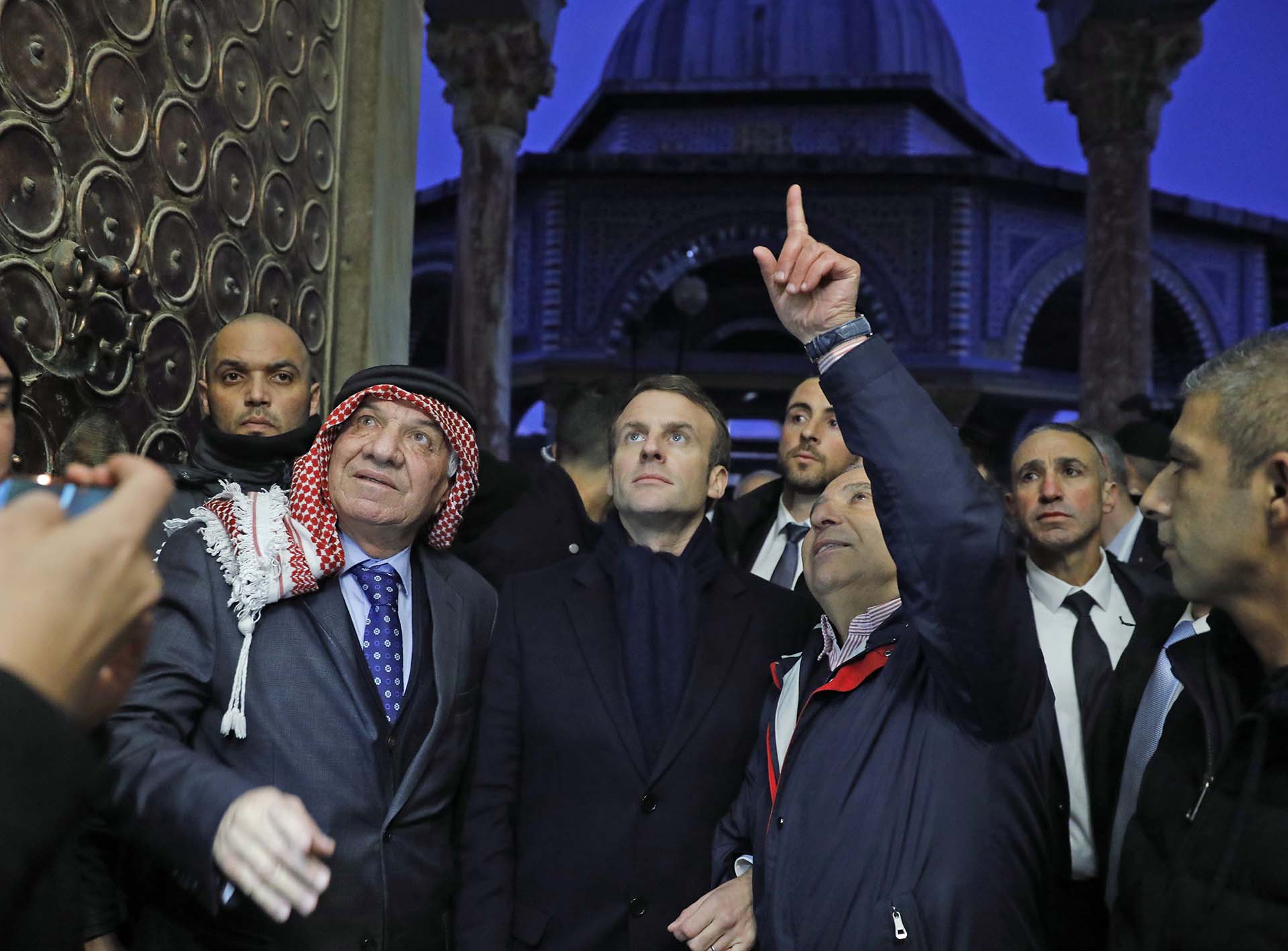 Macron visita la mezquita de Al-Aqsa, en Jerusalén (Photo by Ahmad GHARABLI / AFP)