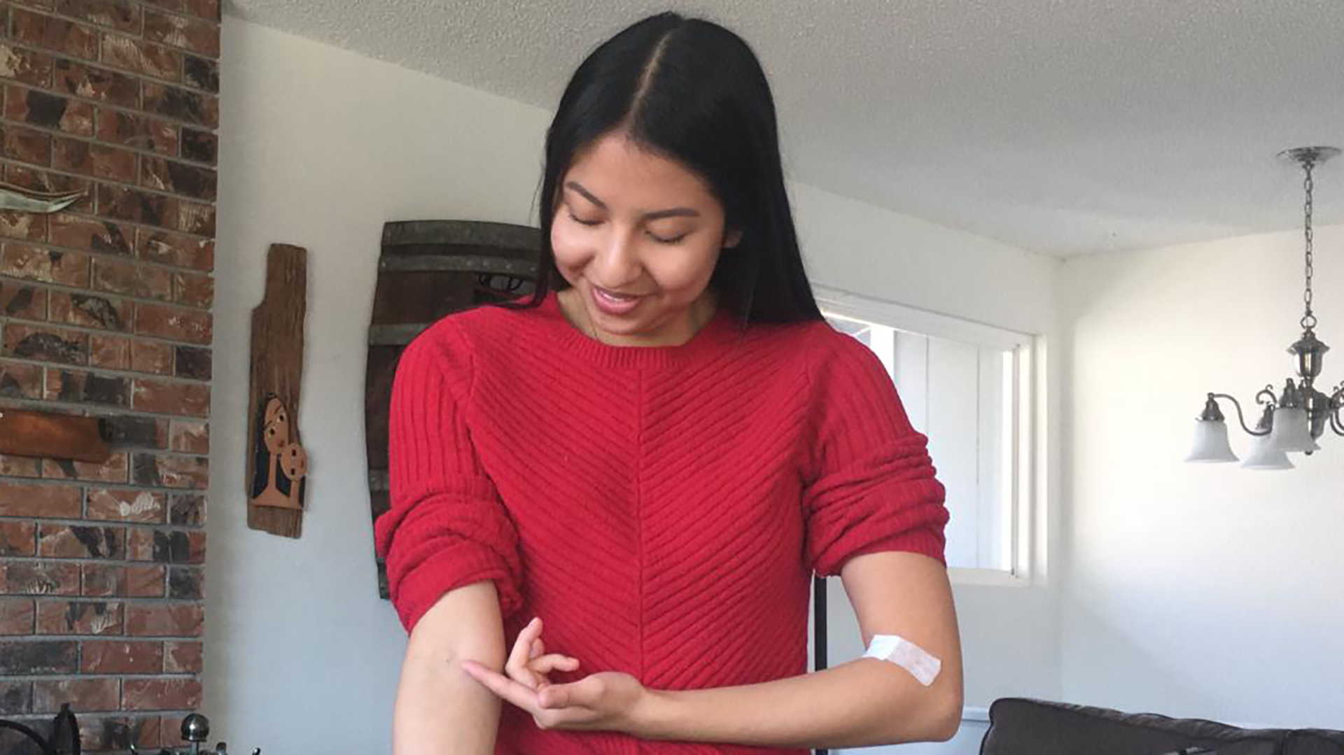 Karla Borella León, en su casa de Seattle, luego de sacarse sangre para los estudios previos antes de comenzar las pruebas de la vacuna contra el coronavirus