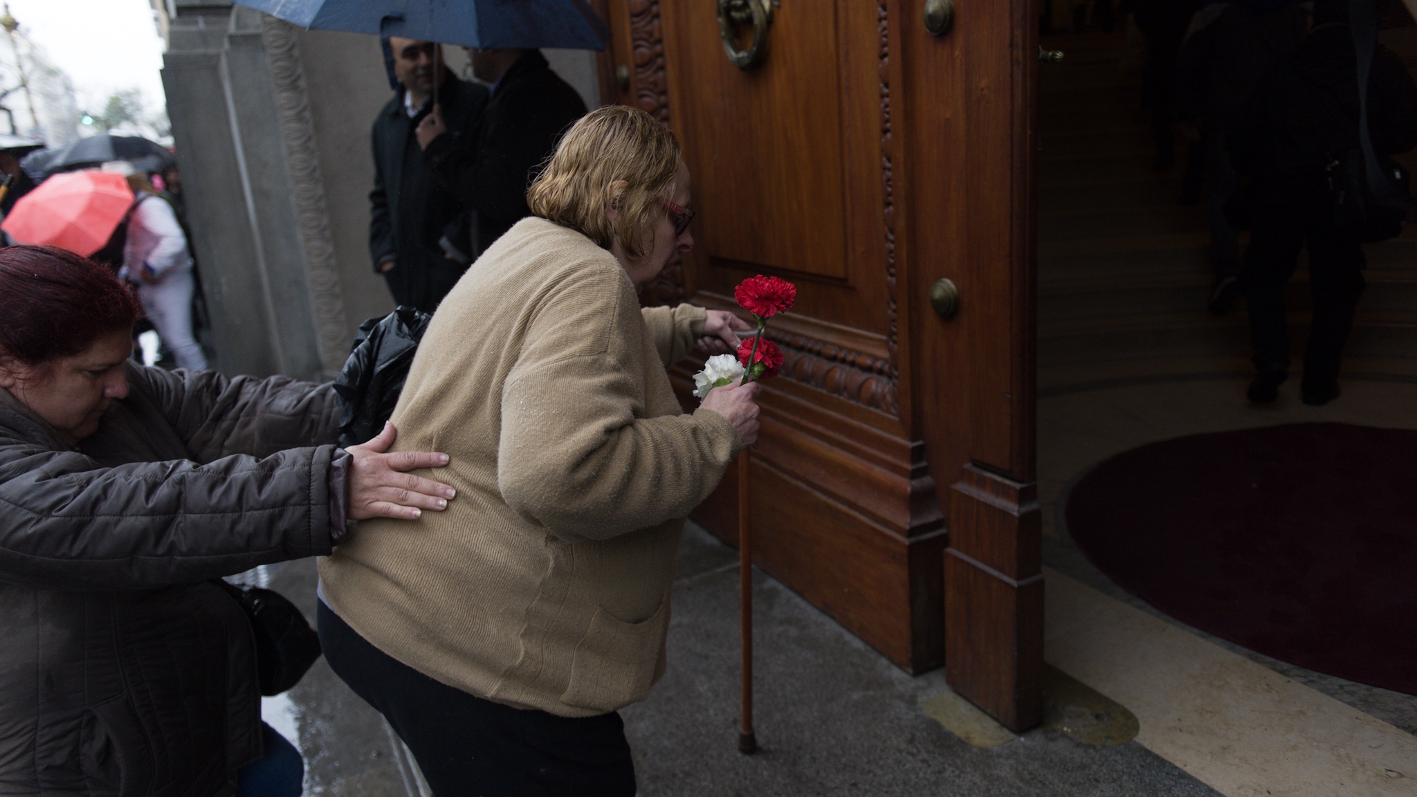 A pesar de la lluvia, la gente se acercó a la Legislatura a despedir a su ídolo