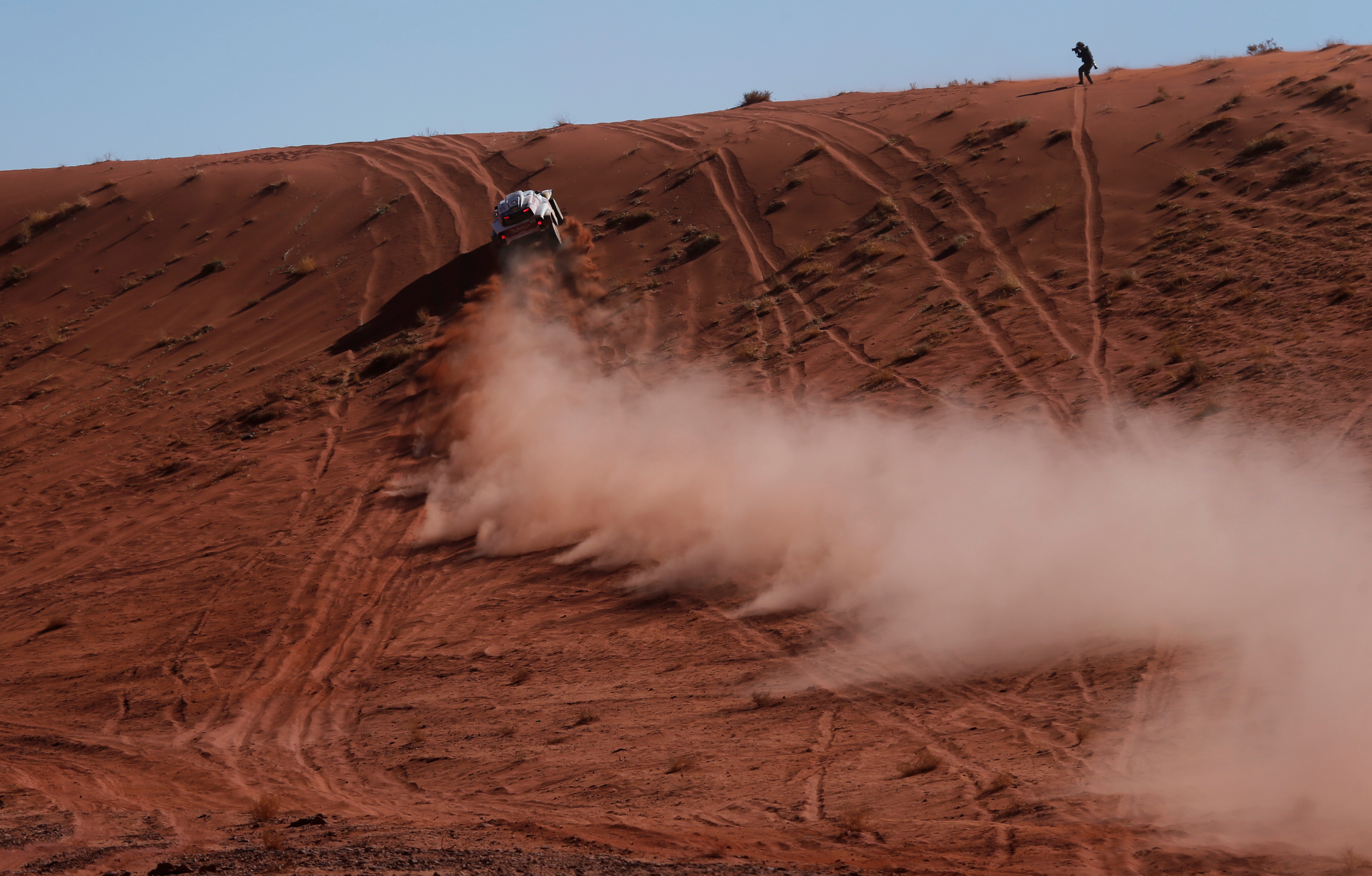 Peterhansel, poseedor del récord de victorias en el célebre rally-raid, con trece triunfos (seis en moto, siete en auto), cubrió la etapa, de 672 km (453 km de tramos cronometrados), en 4 horas, 4 minutos y 34 segundos