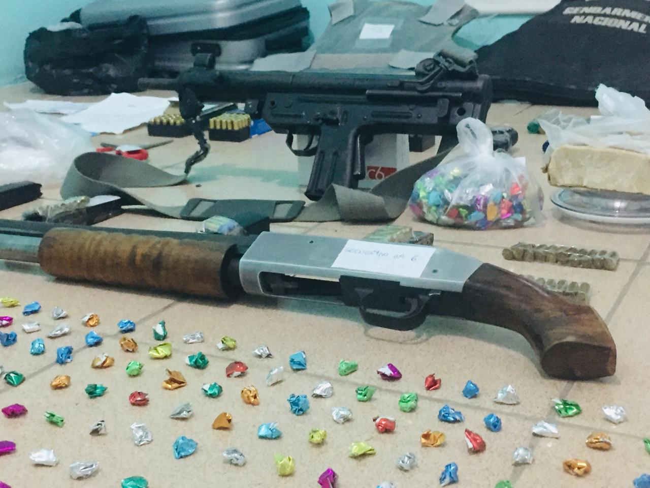 Armas y papeles glacé vinculados a "El Negro Julio", un temido narco de Merlo detenido días atrás.